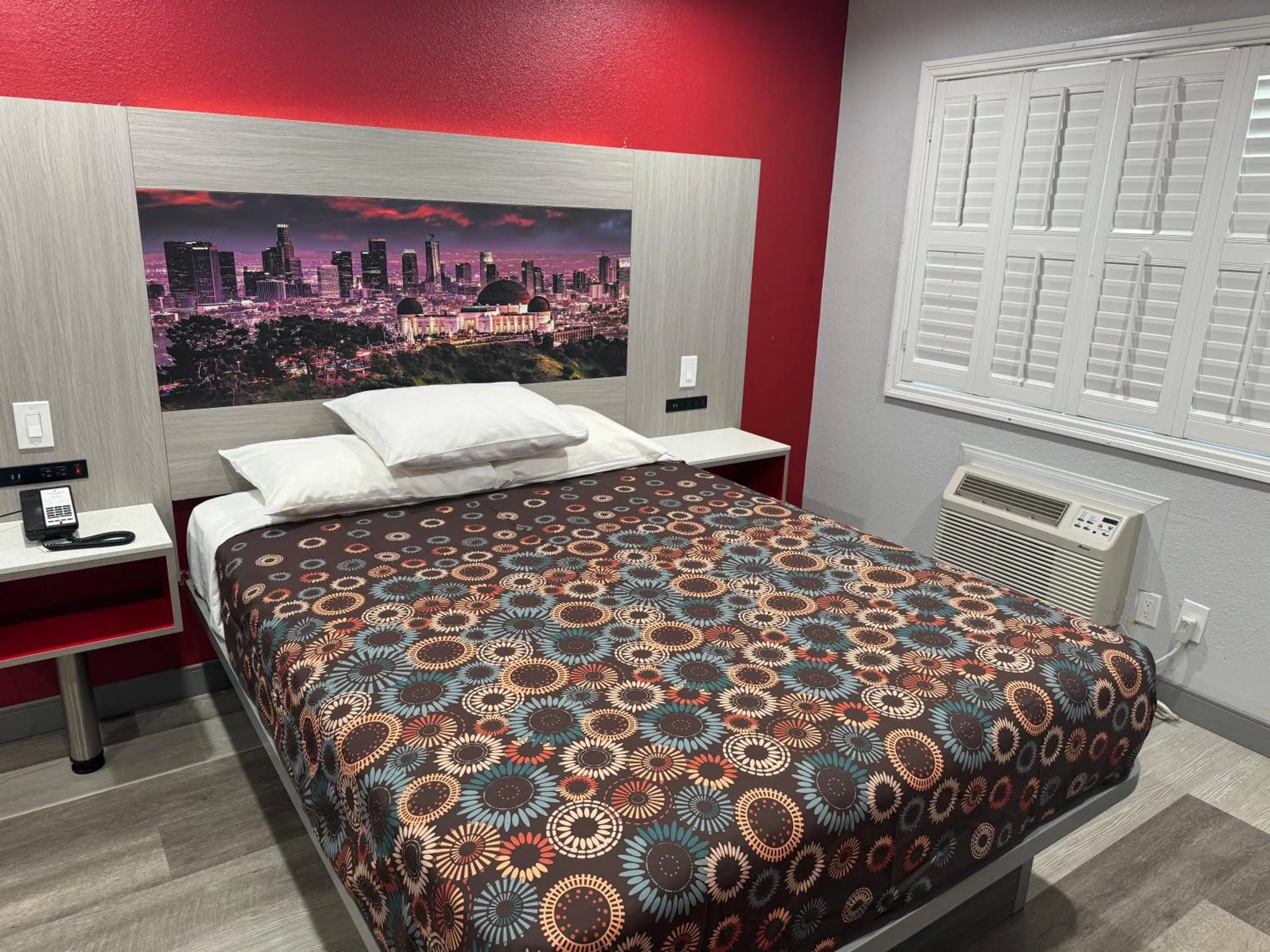 Bed in Lincoln Motel - Los Angeles, Hollywood Area