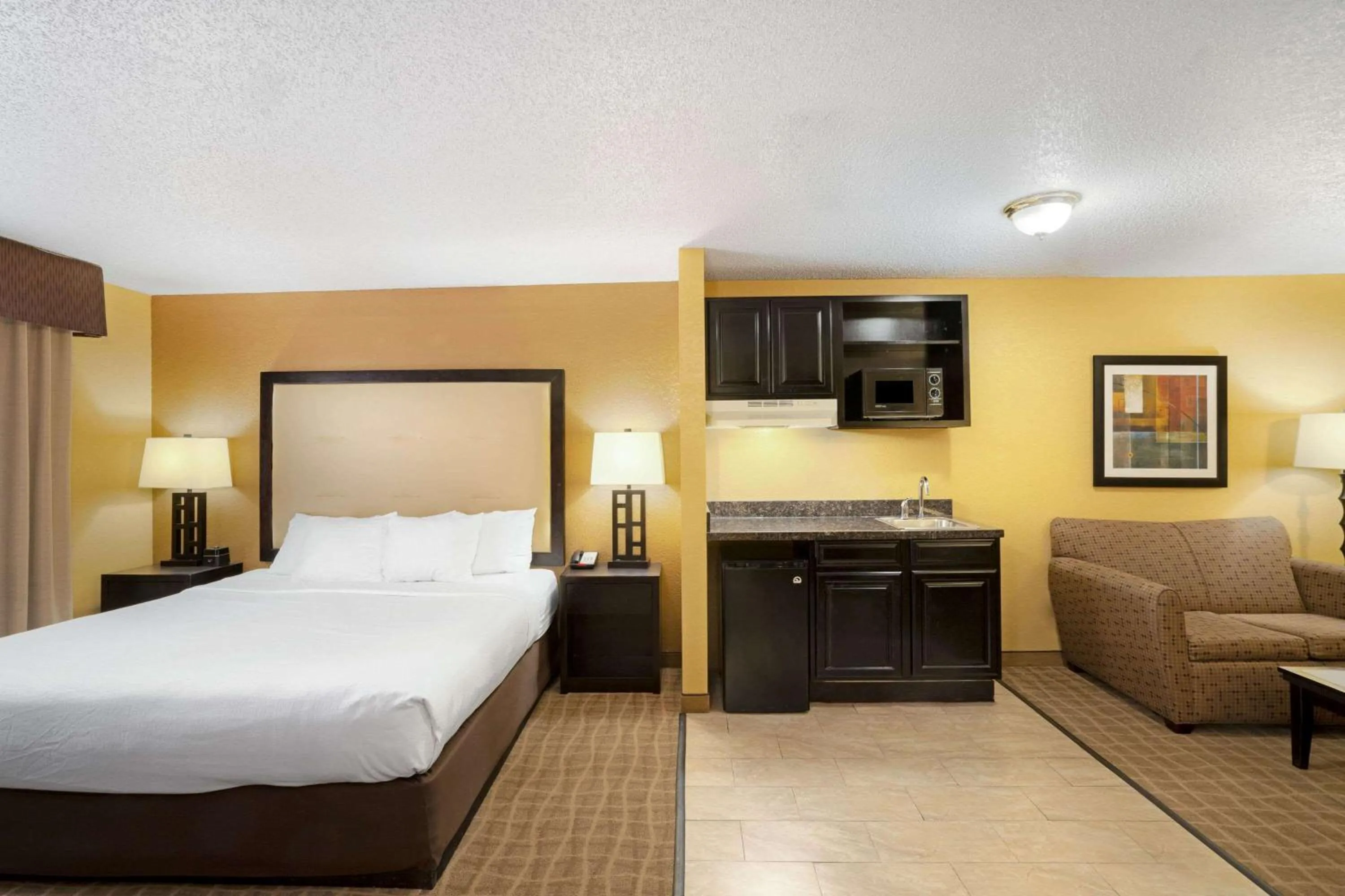 Photo of the whole room, Bed in La Quinta by Wyndham Hot Springs