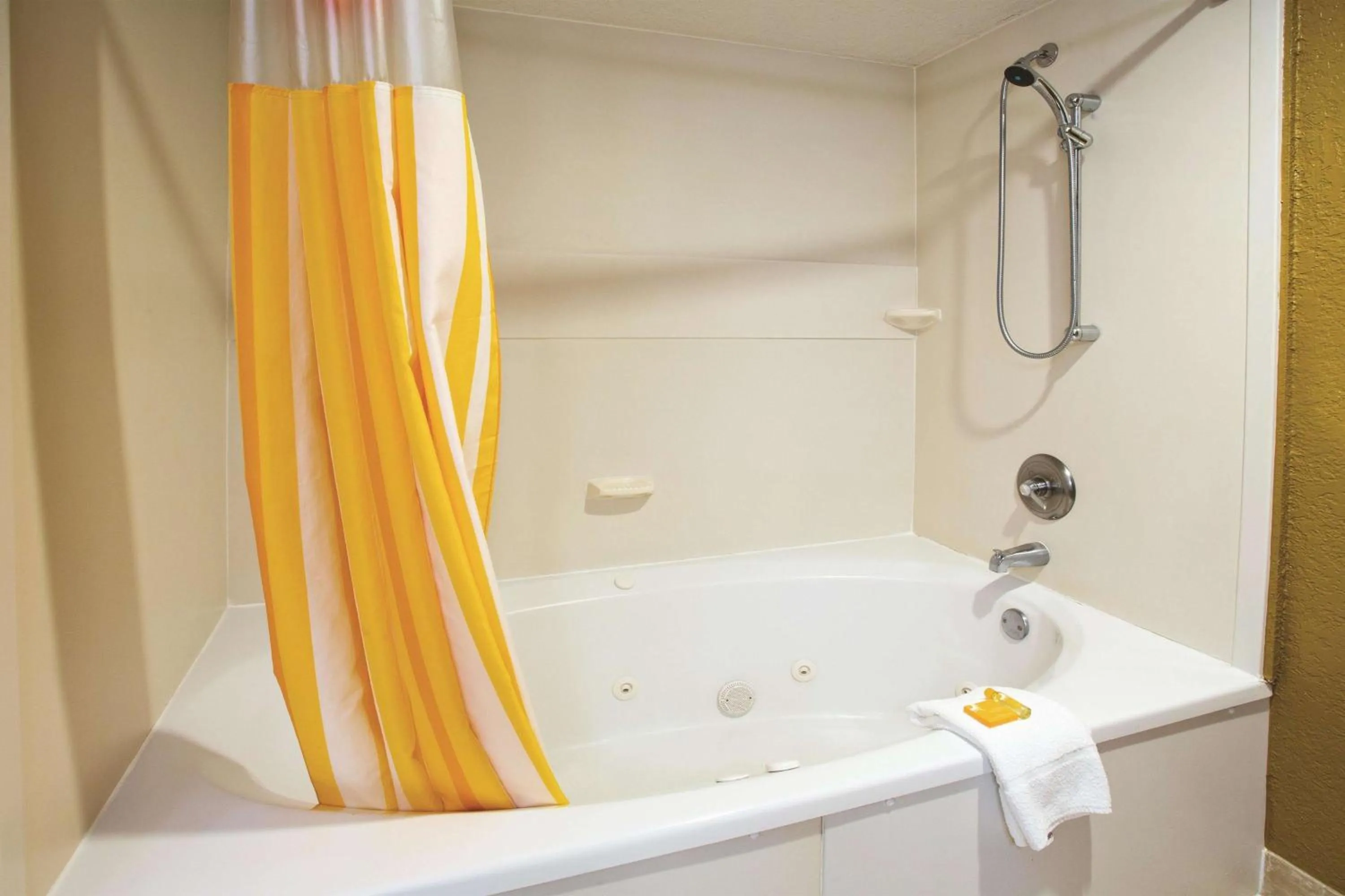 Photo of the whole room in La Quinta by Wyndham Hot Springs