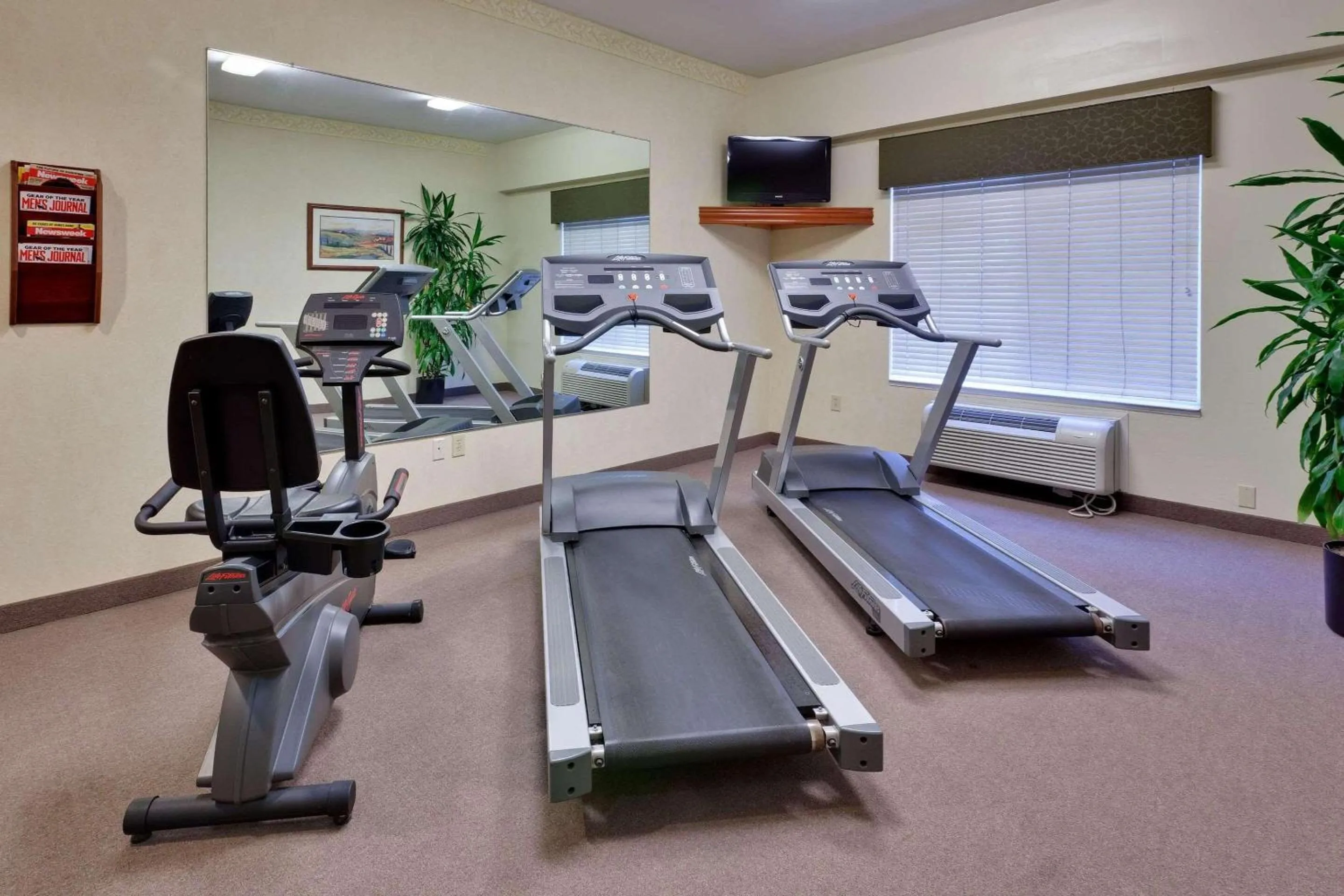 Fitness centre/facilities in Country Inn & Suites by Radisson, Fresno North, CA