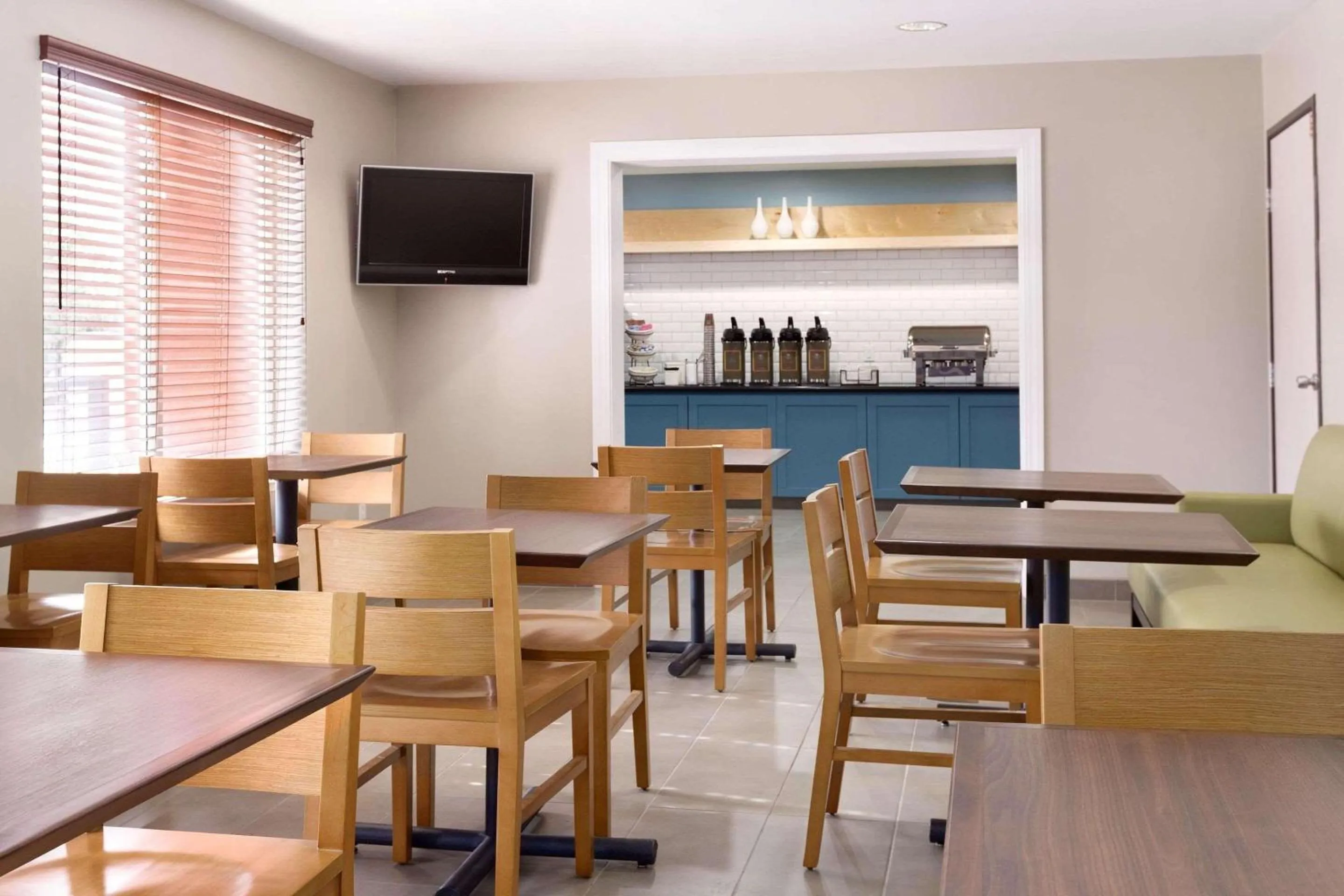 Breakfast in Country Inn & Suites by Radisson, Fresno North, CA