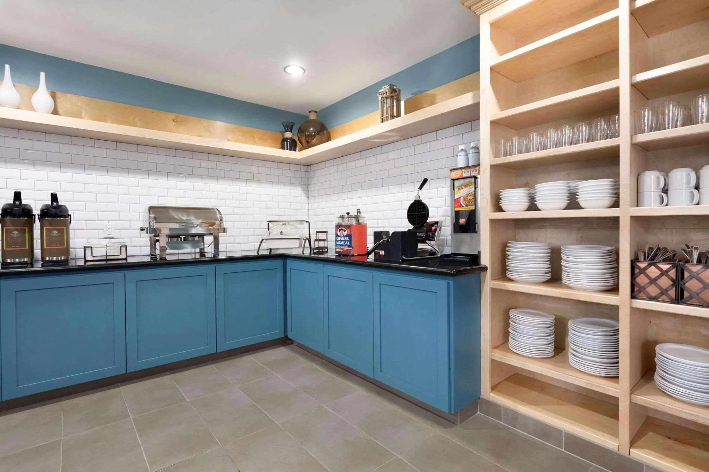 Breakfast in Country Inn & Suites by Radisson, Fresno North, CA