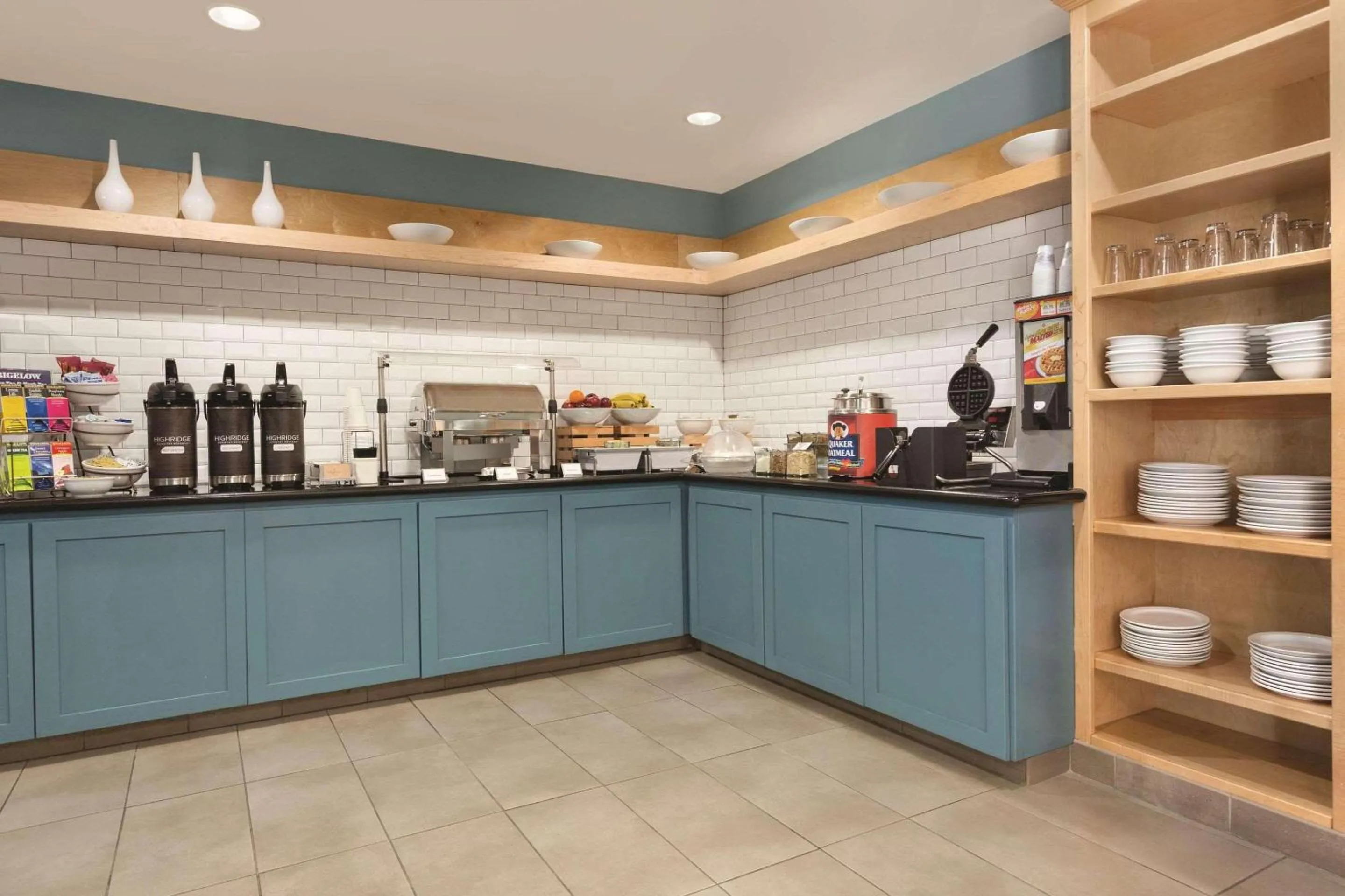 Breakfast in Country Inn & Suites by Radisson, Fresno North, CA