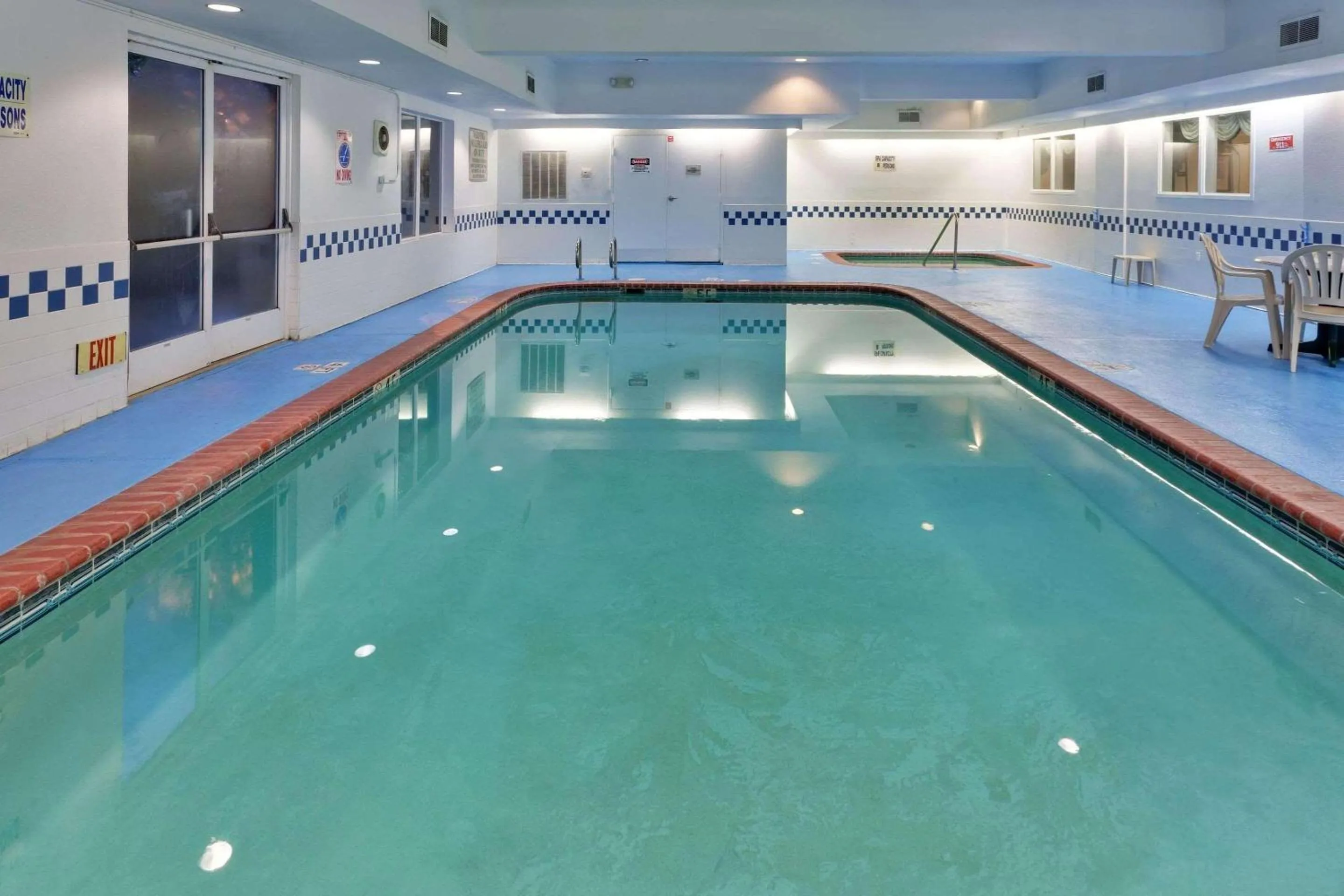 Swimming pool in Country Inn & Suites by Radisson, Fresno North, CA