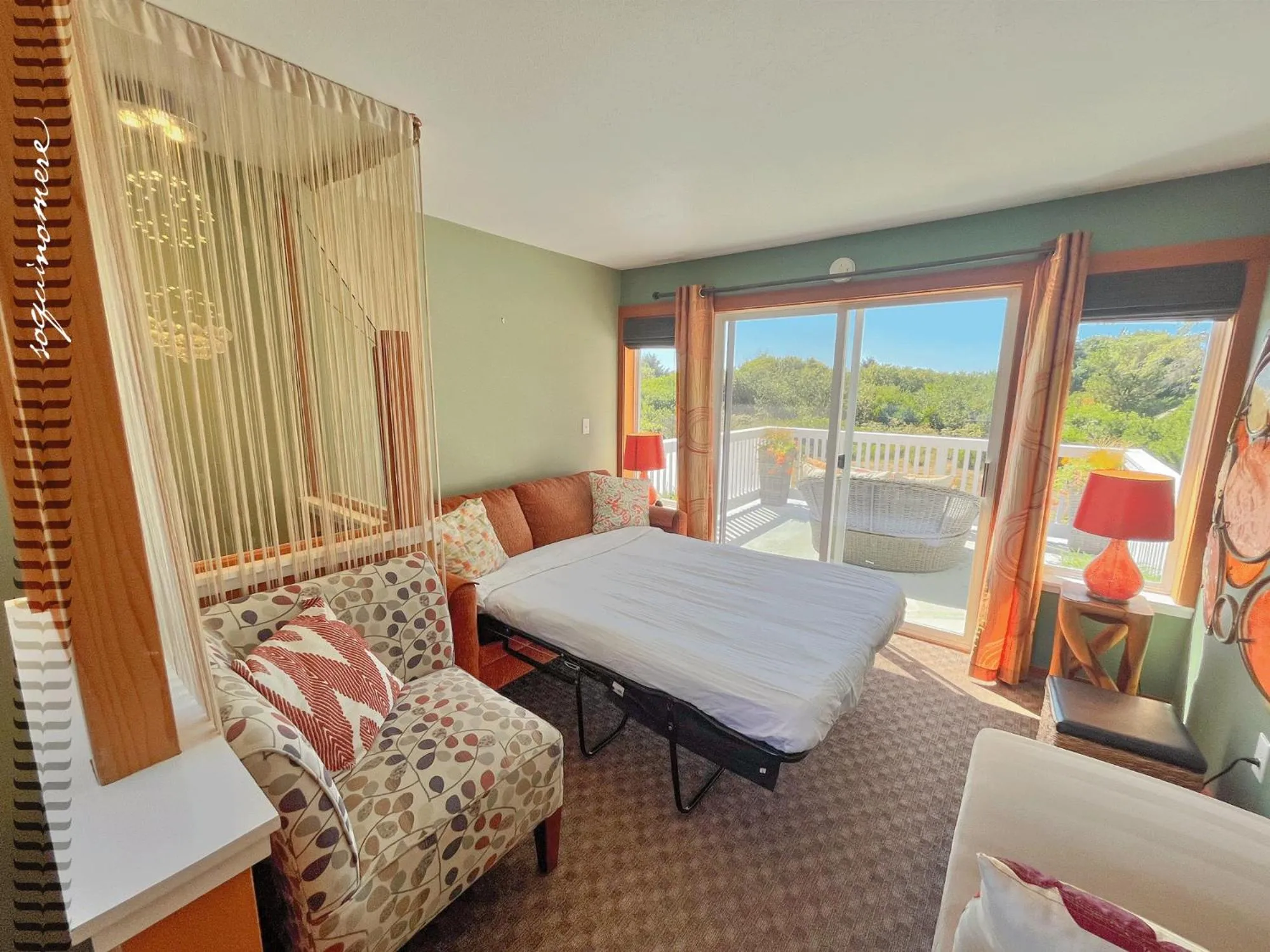 Bed in Tide Pool Cabin, a Soquinomere Private Hotel on the Dunes, Downtown Ocean Shores