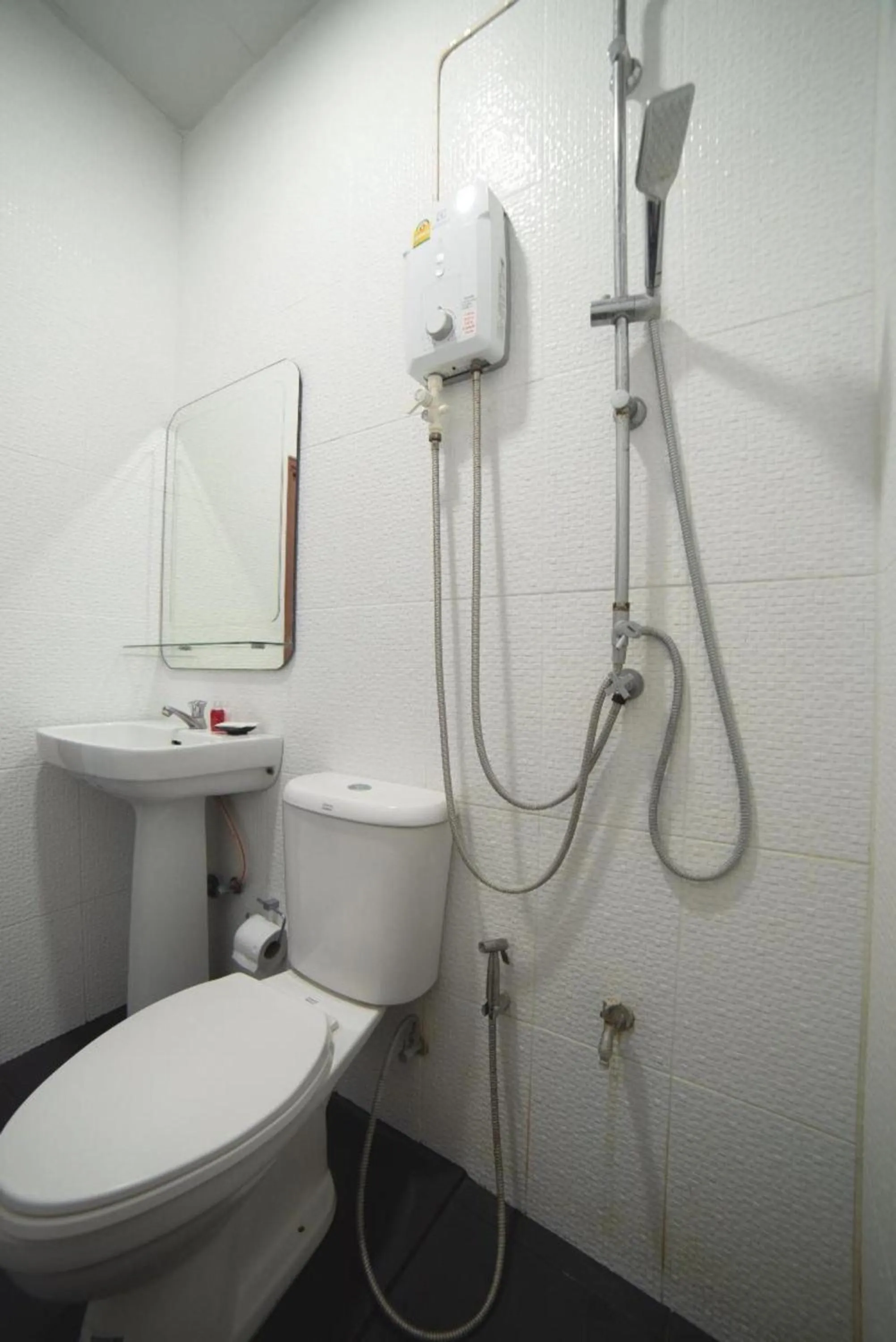 Shower in OYO 465 Krung Kao Traveller Lodge