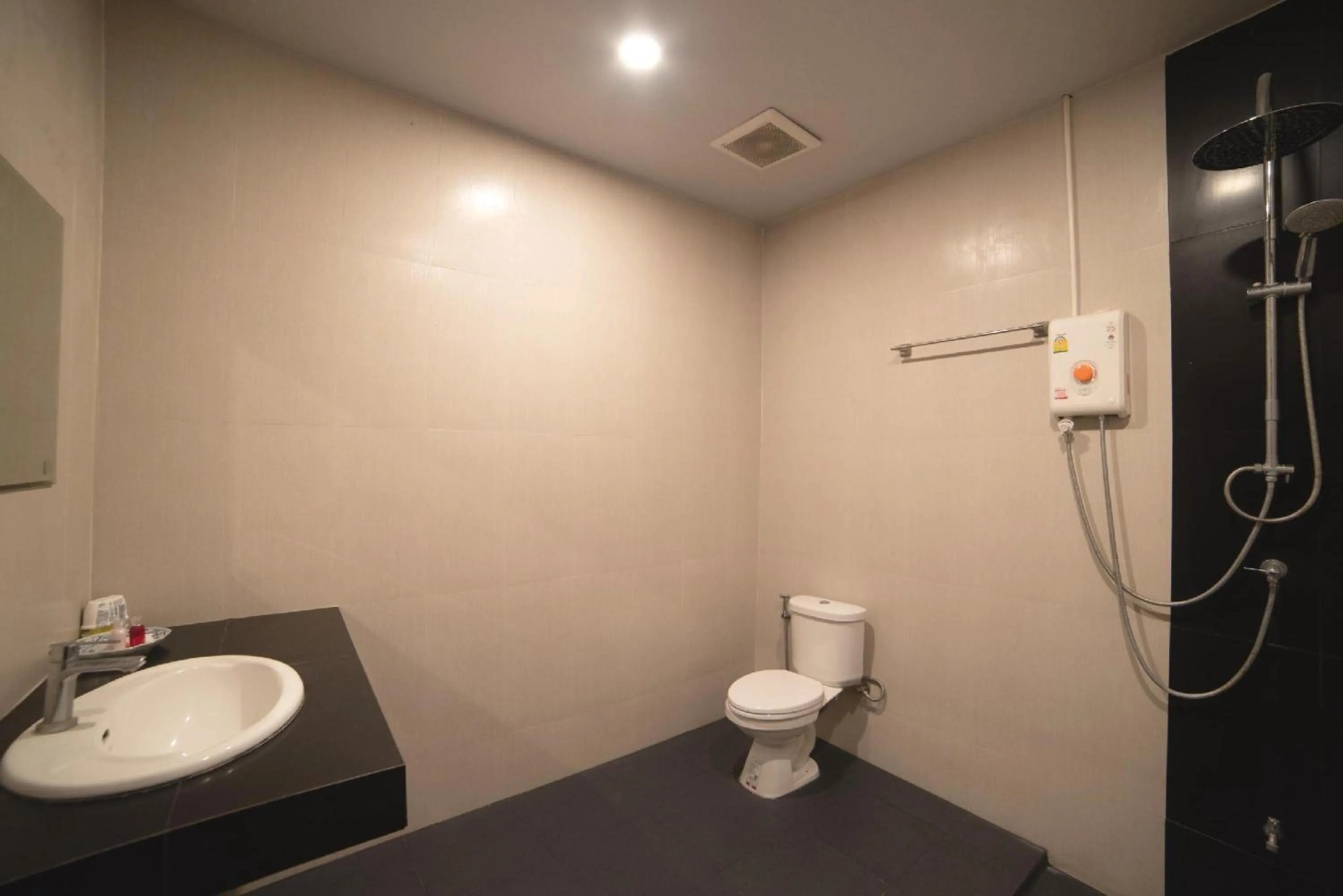 Bathroom in OYO 465 Krung Kao Traveller Lodge