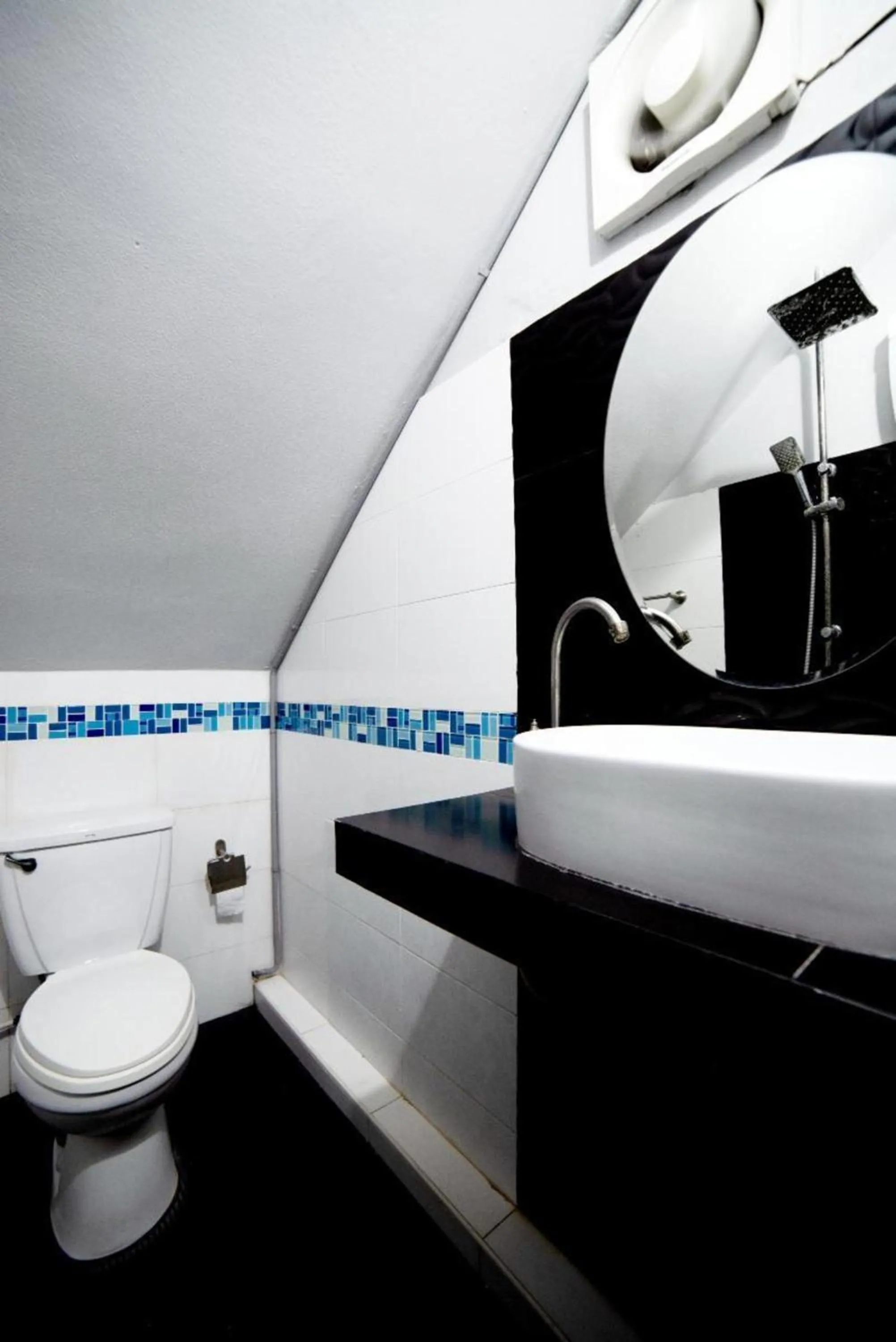 Bathroom in OYO 465 Krung Kao Traveller Lodge