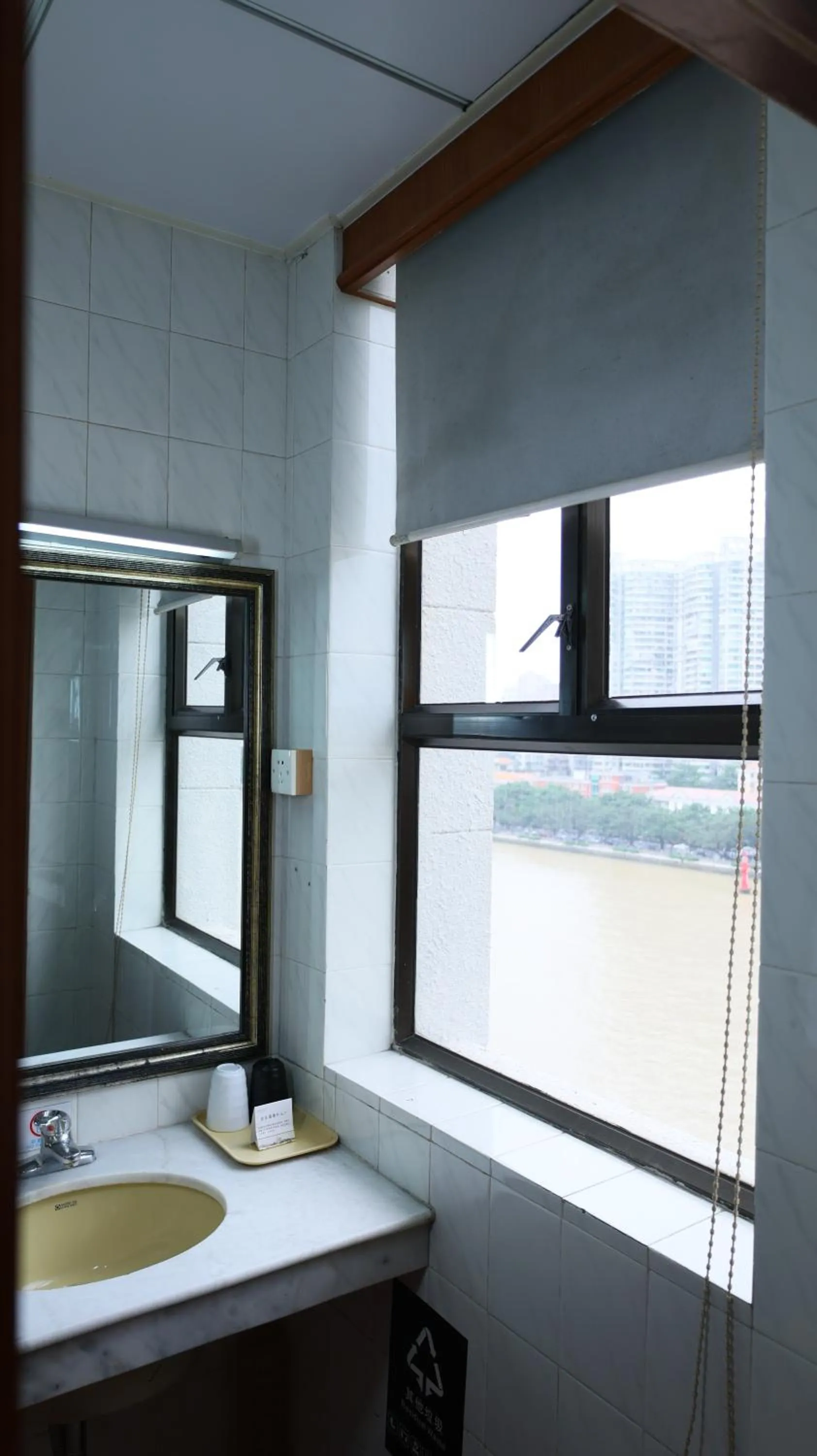 Toilet in Guangzhou Aiqun Hotel - Canton Fair Free Shuttle Bus during Canton Fair period