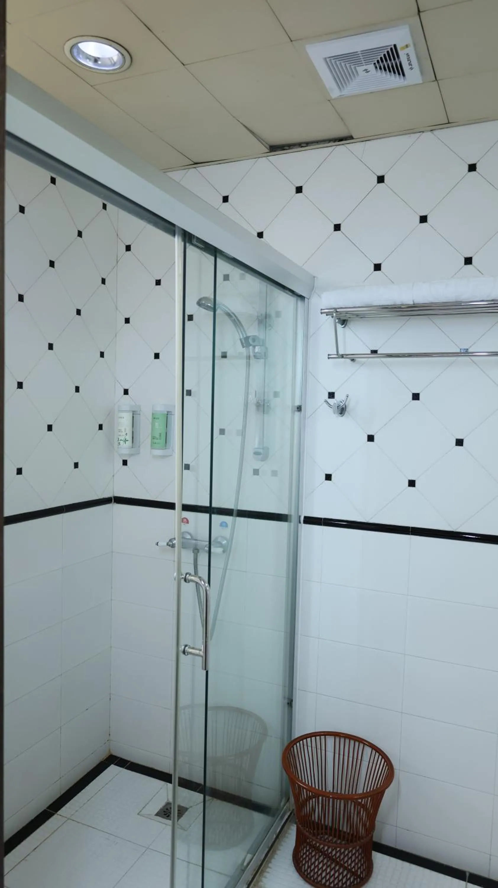 Bathroom in Guangzhou Aiqun Hotel - Canton Fair Free Shuttle Bus during Canton Fair period