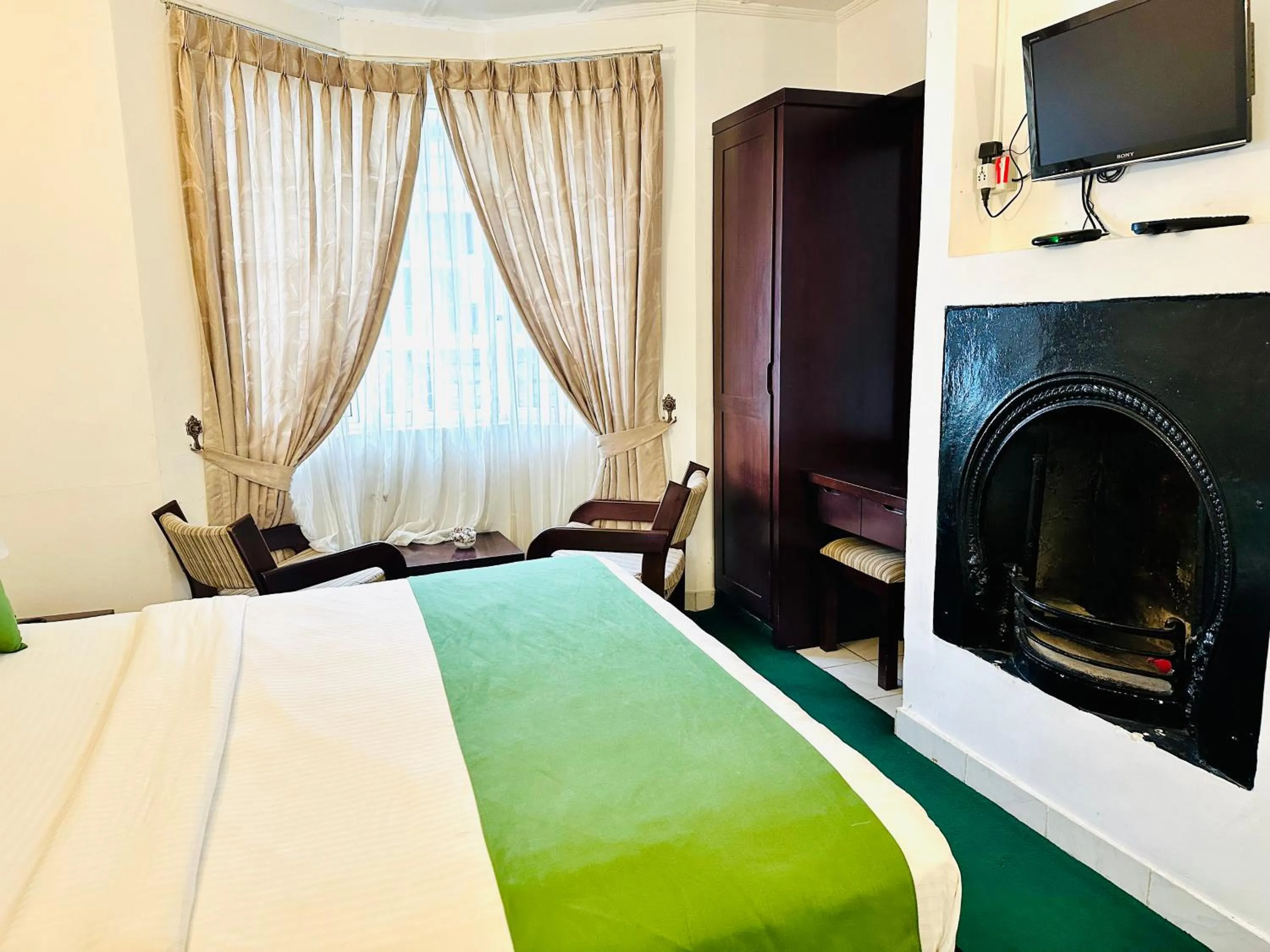 Bedroom, Bed in The Rock Hotel