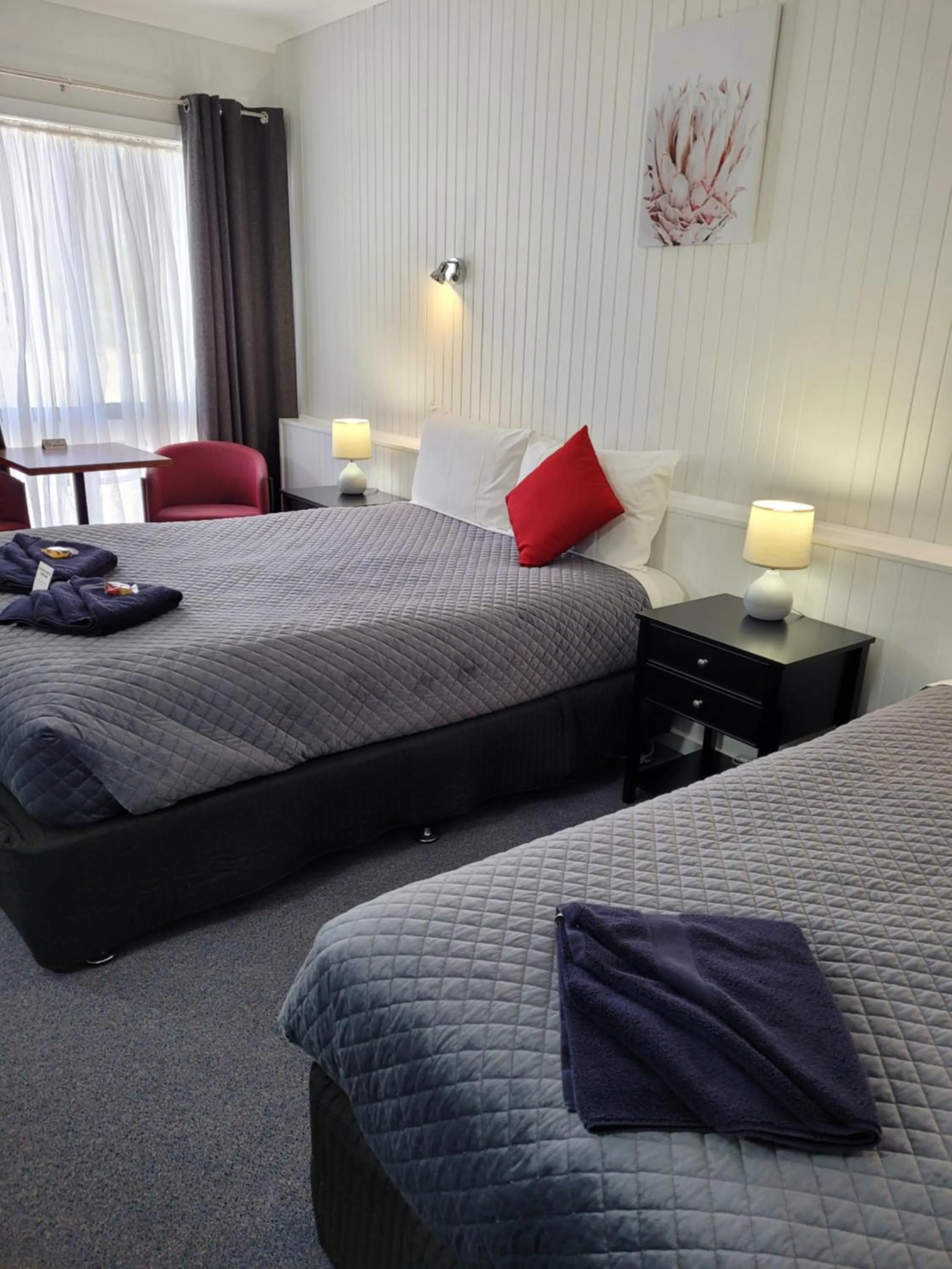 Photo of the whole room, Bed in Glynlea Motel