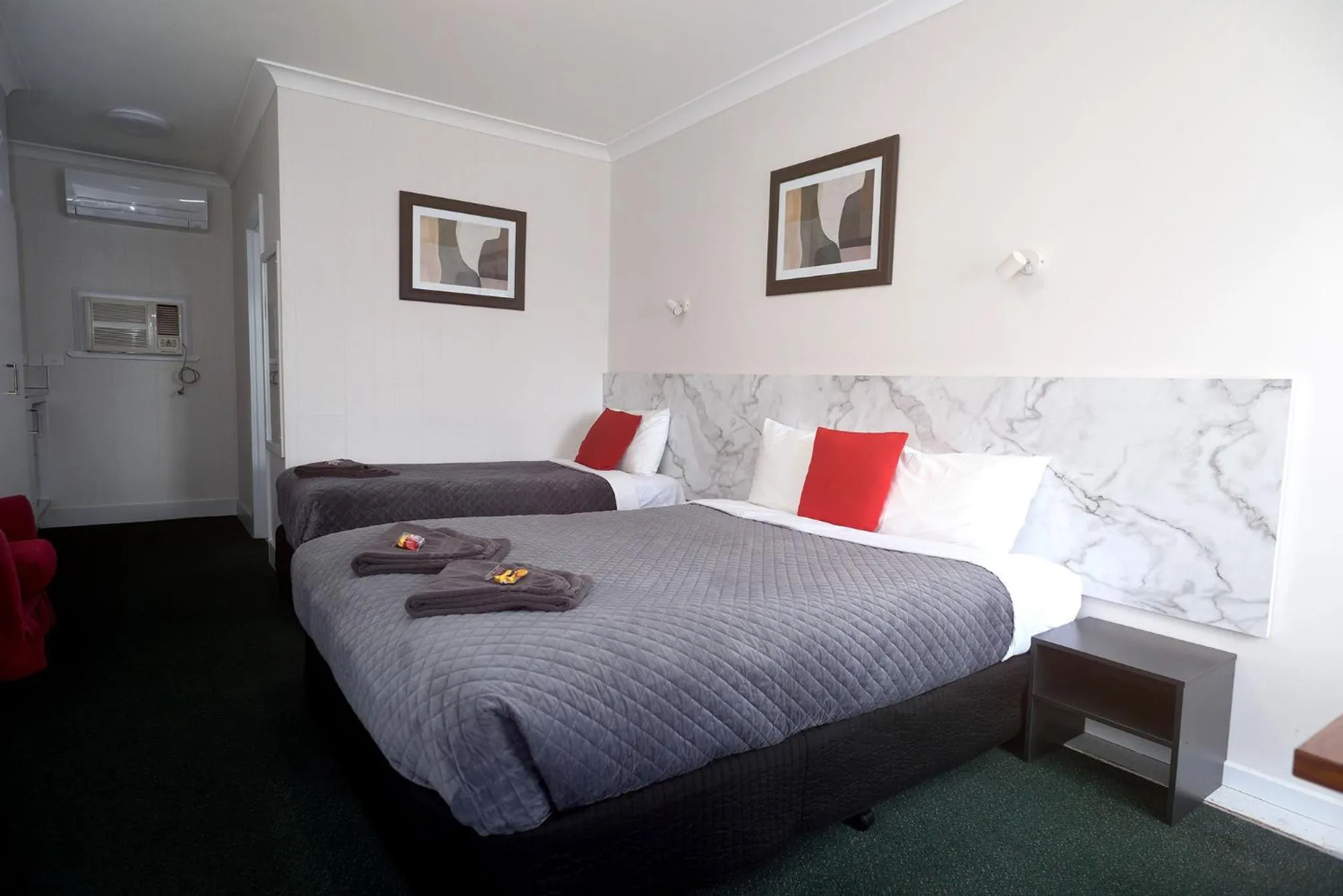 Bed in Glynlea Motel