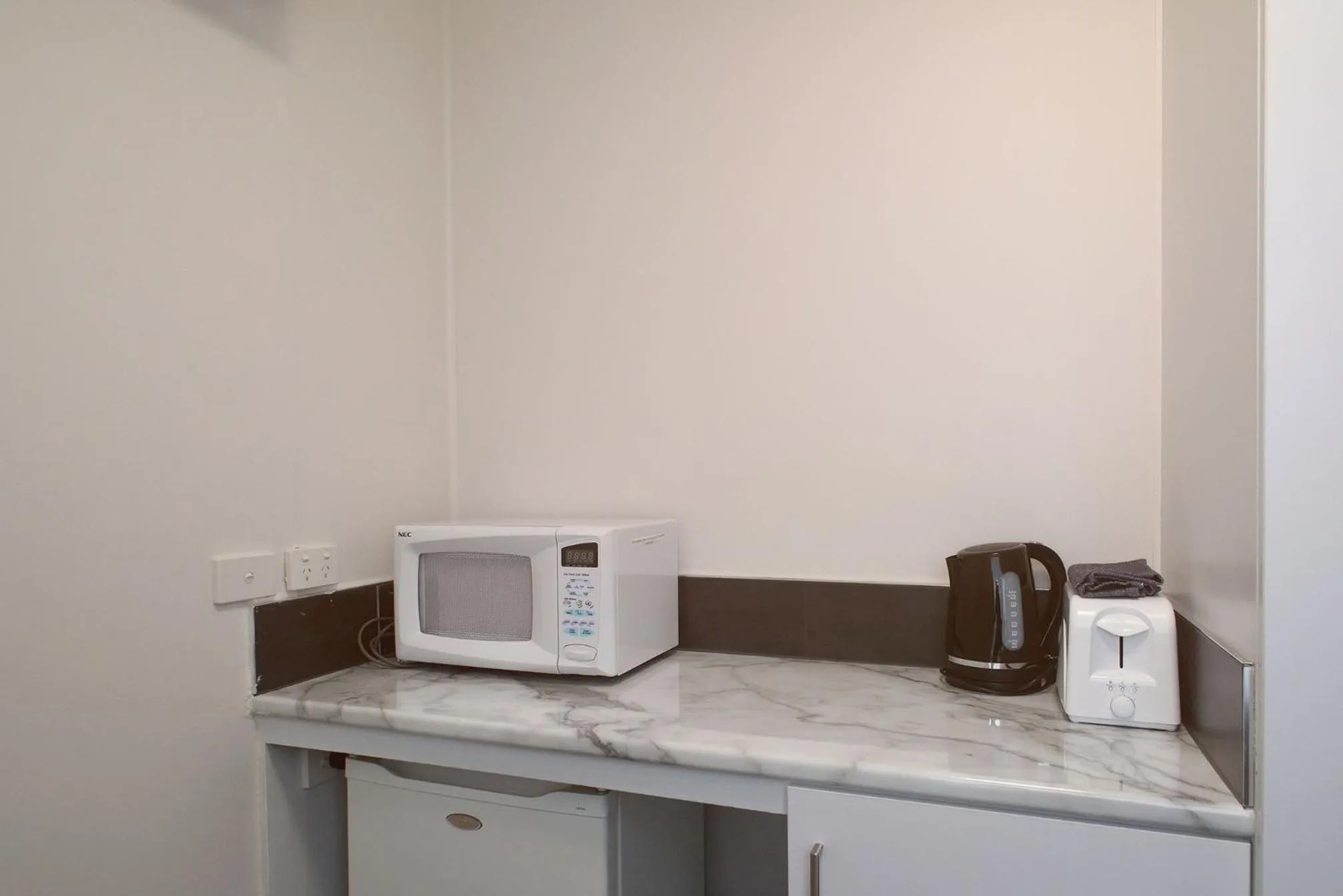 Coffee/tea facilities in Glynlea Motel