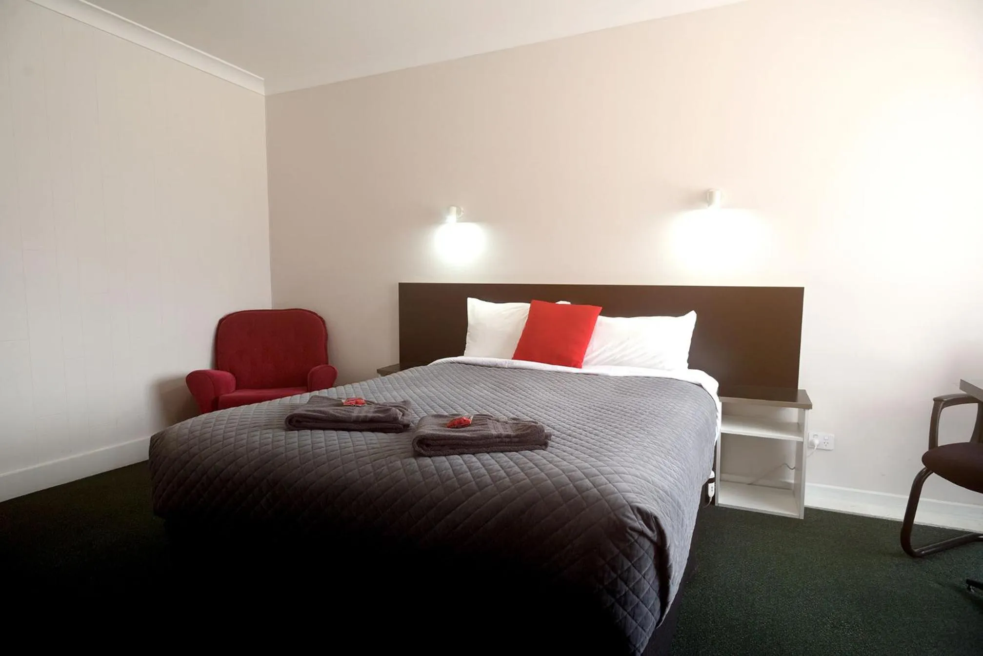 Bed in Glynlea Motel