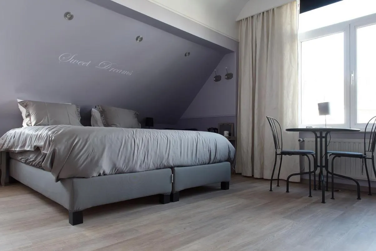 Shower, Bed in B&B Alegría