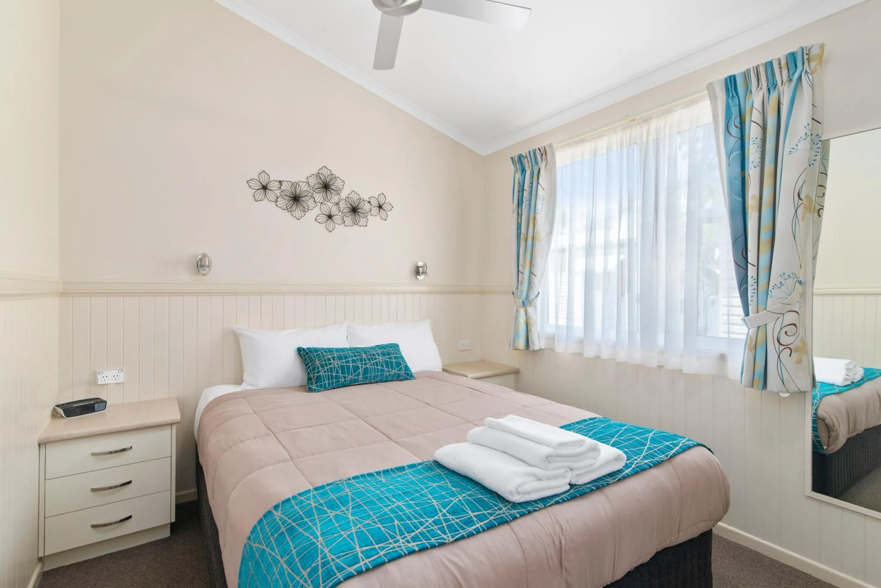 Bedroom, Bed in Ashmore Palms Holiday Village