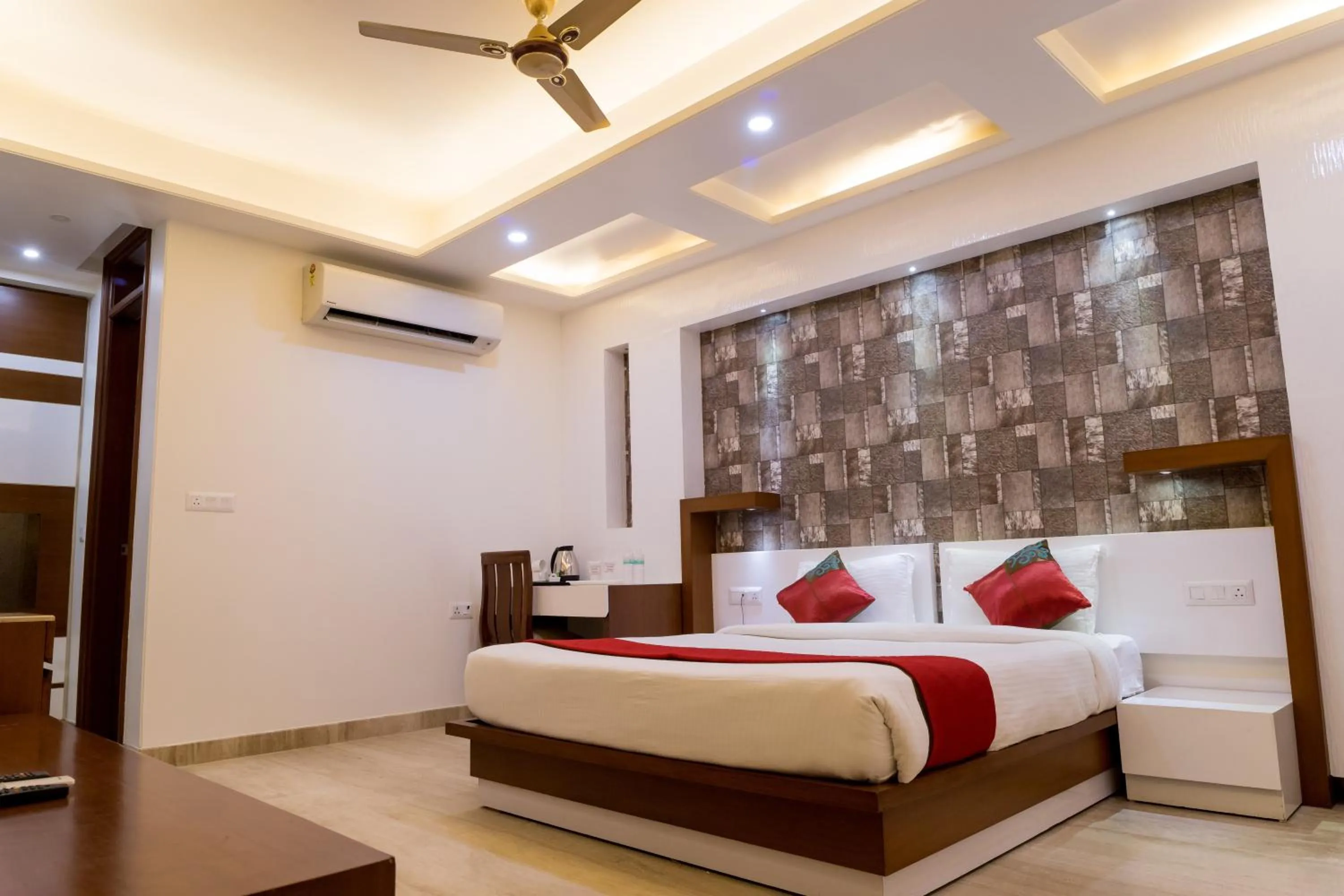 Bed in SM Palace (Near Apollo Hospital)