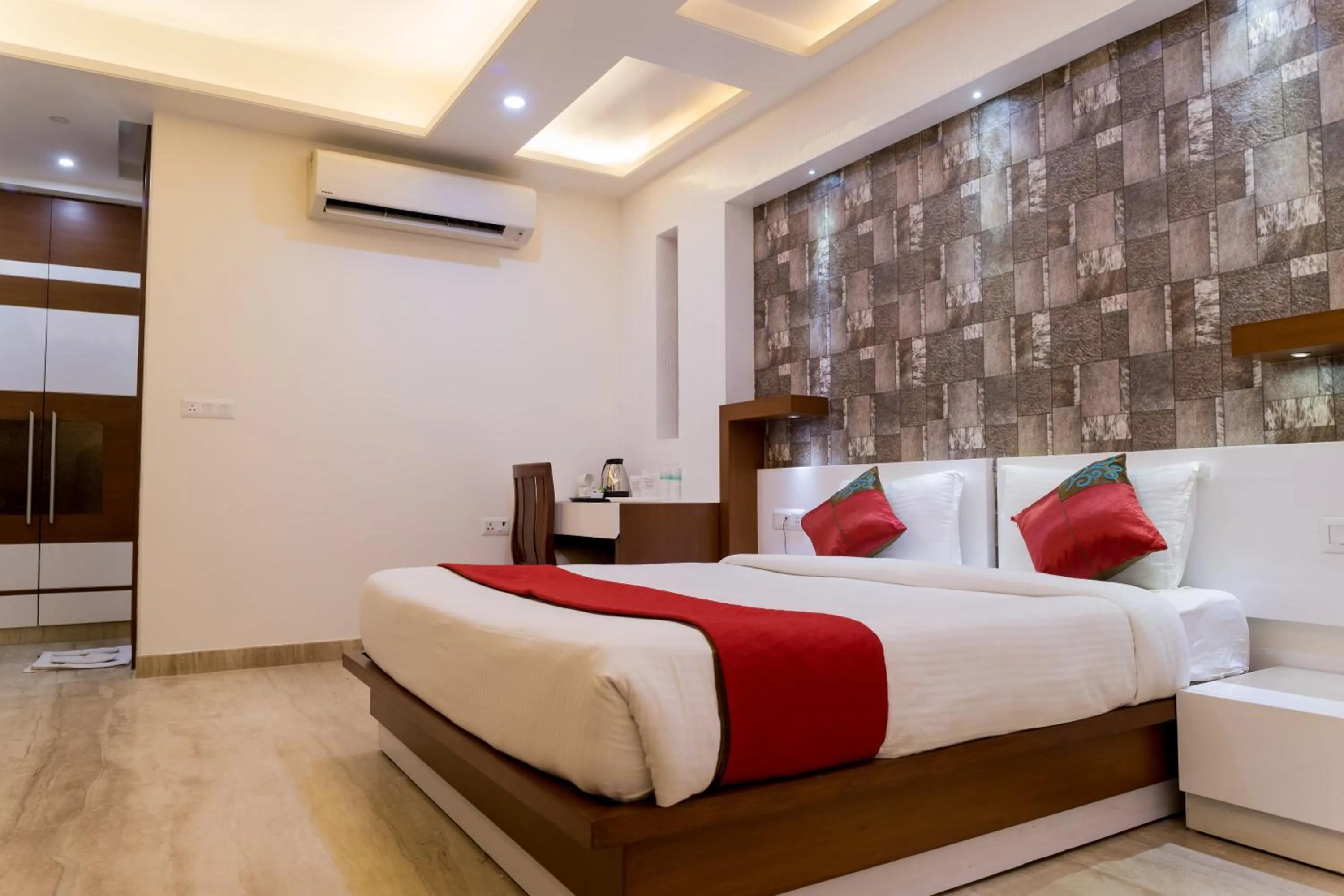 Bed in SM Palace (Near Apollo Hospital)