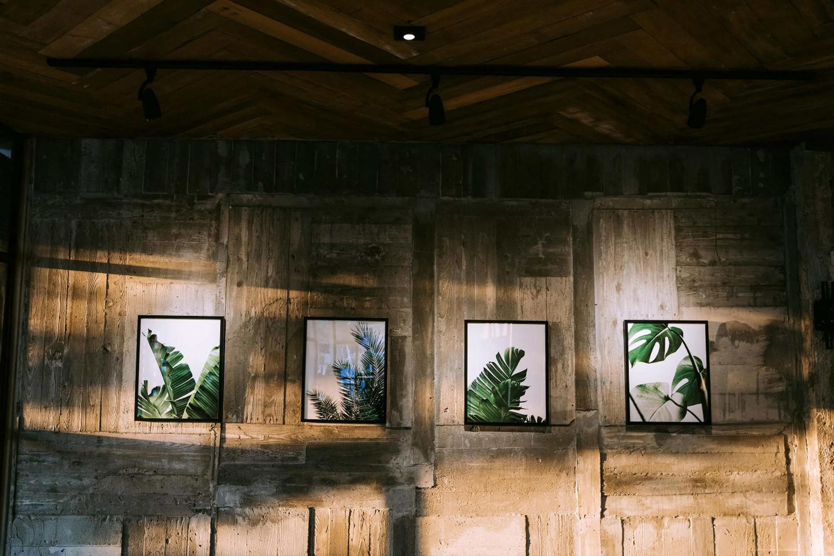 Restaurant/places to eat in The Rich Hotel