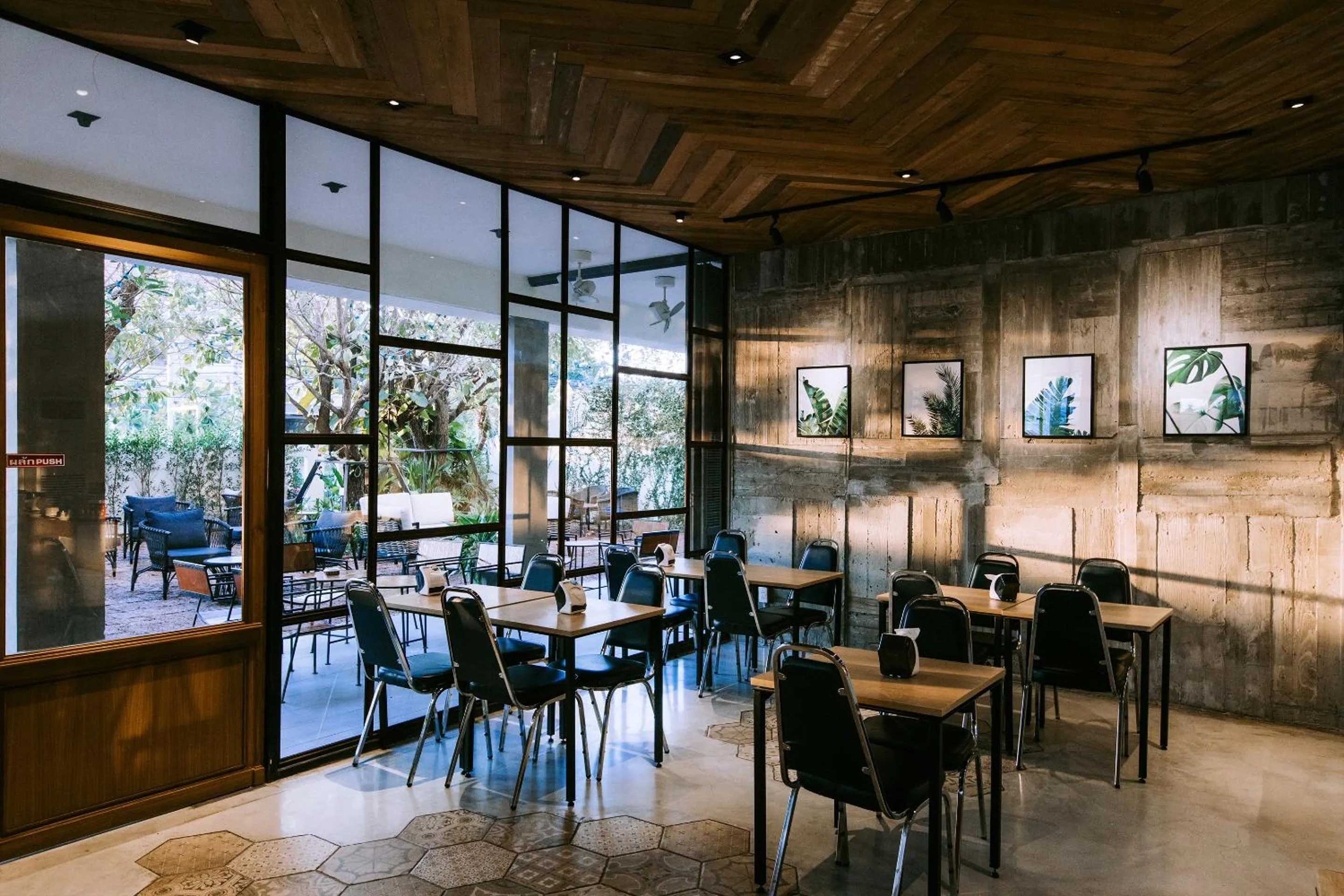 Restaurant/places to eat in The Rich Hotel