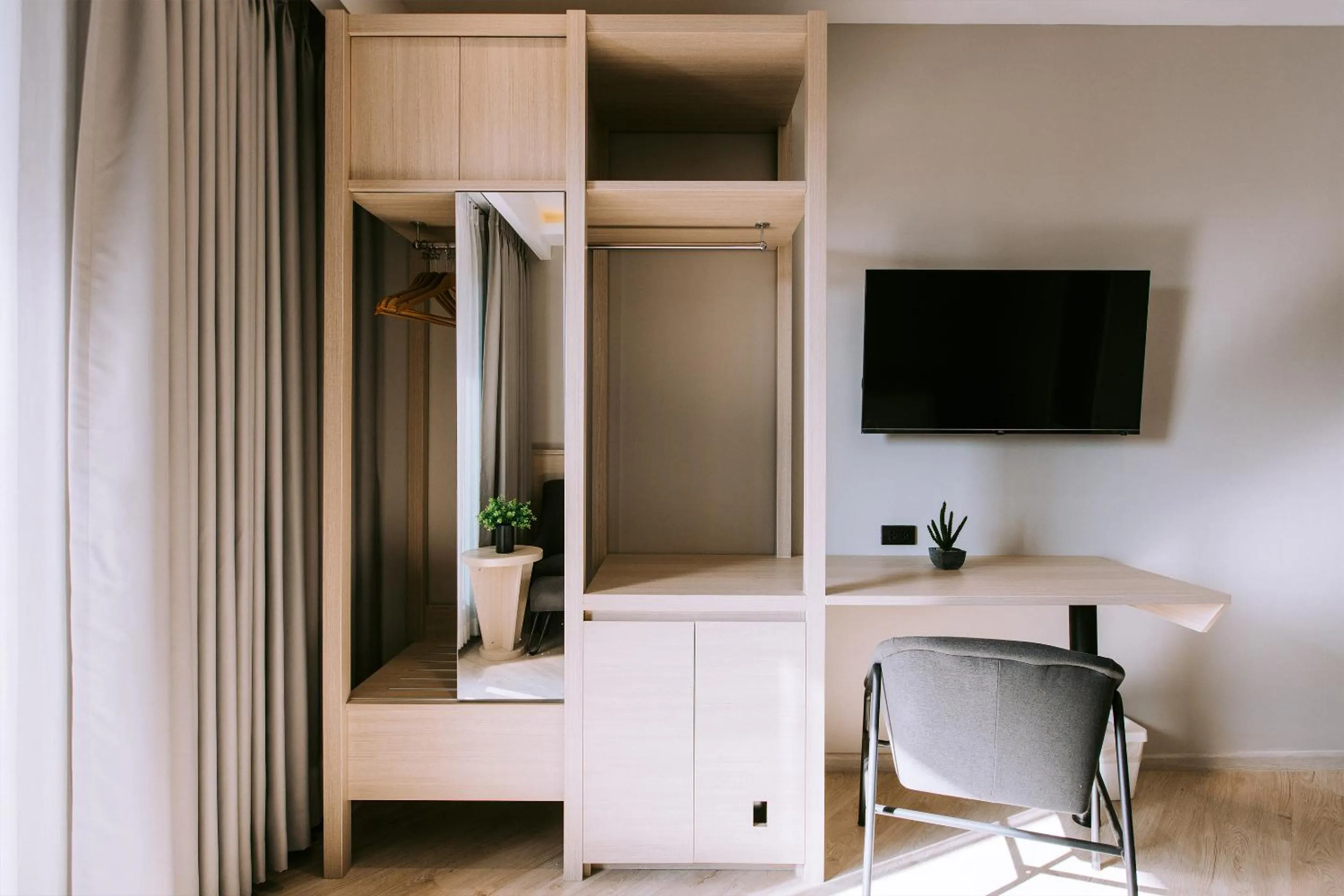 TV and multimedia in The Rich Hotel