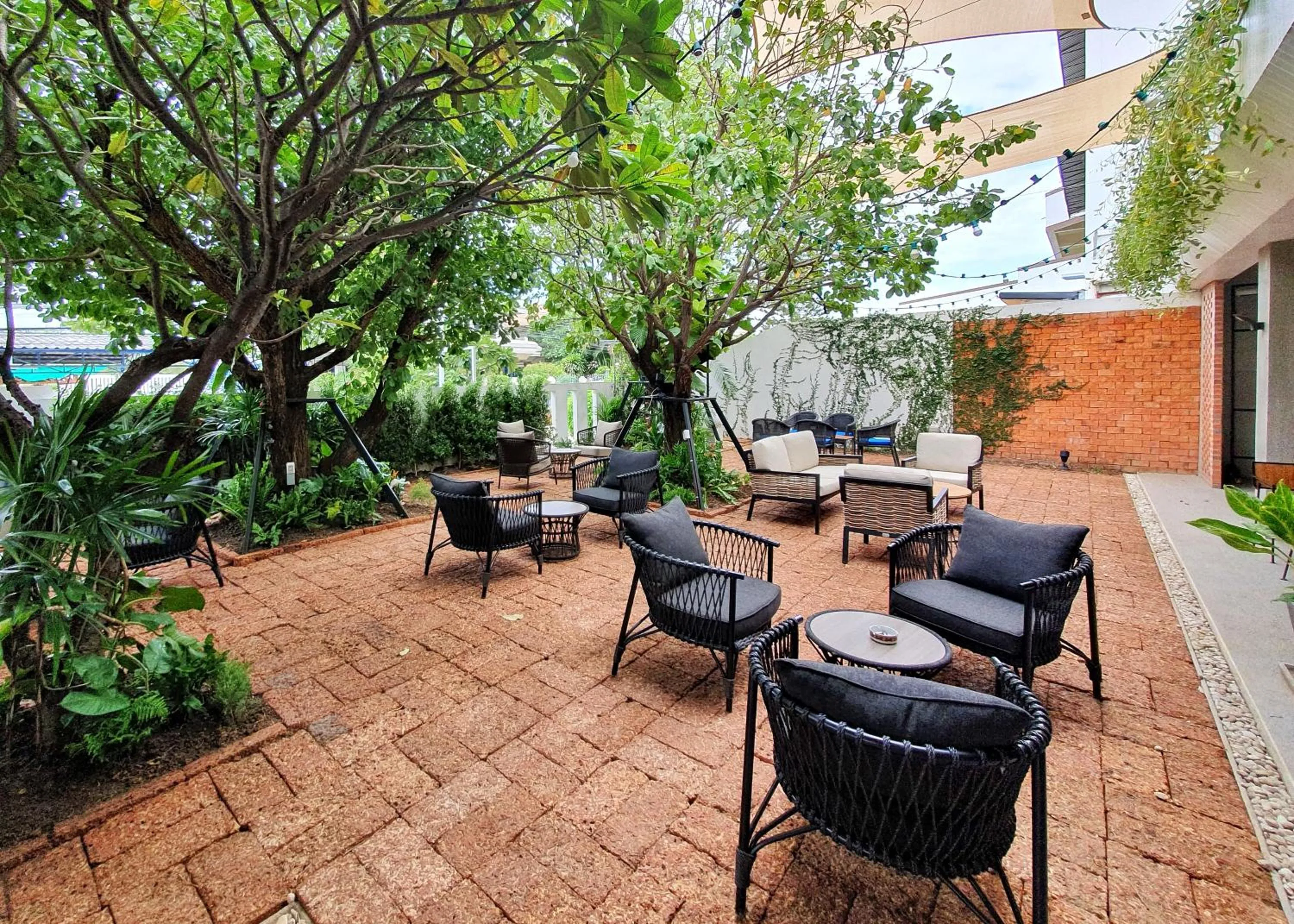 Restaurant/places to eat in The Rich Hotel