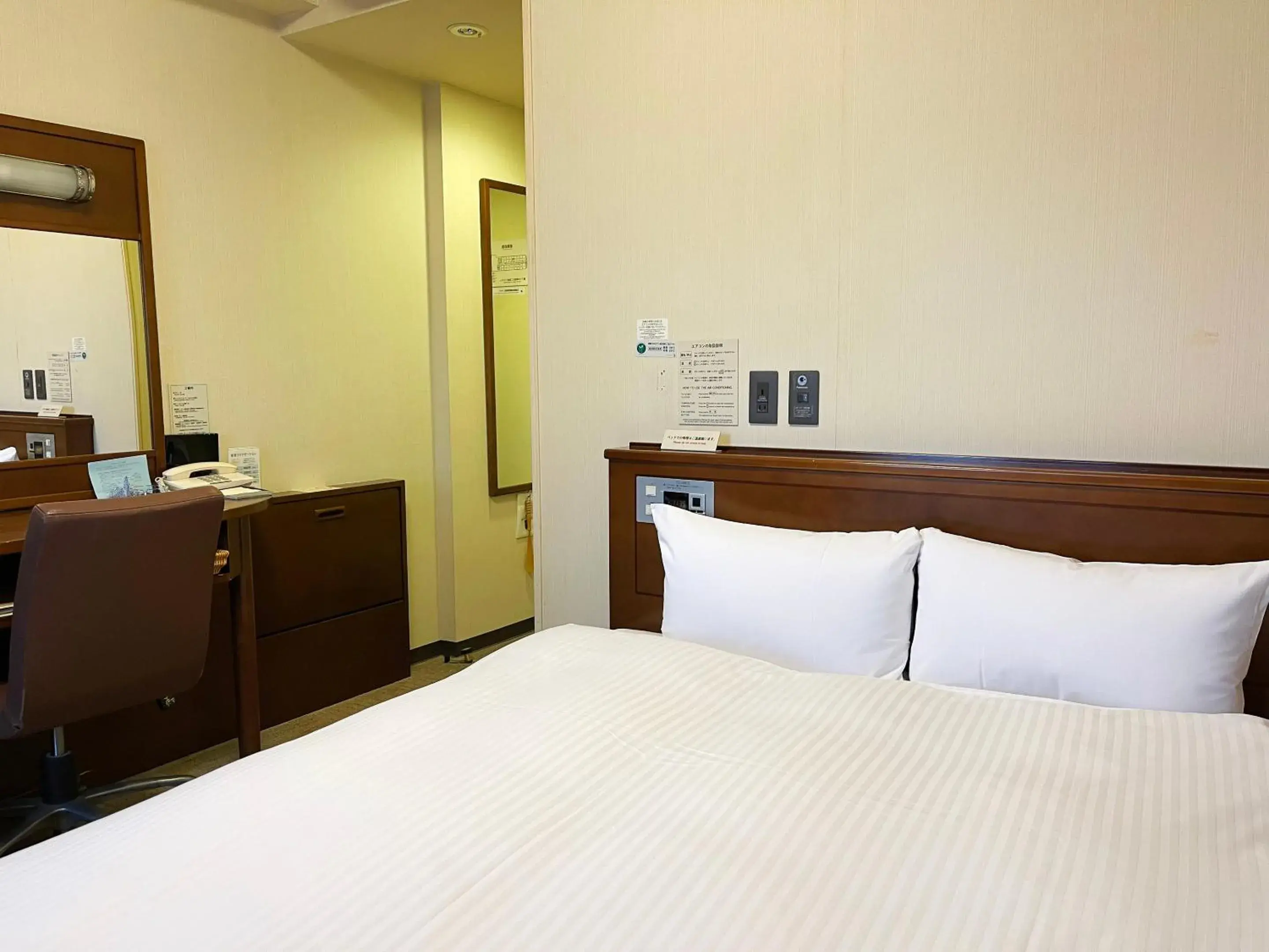 Double Room with Small Double Bed - Non-Smoking in Hotel Route-Inn Sendaiko Kita Inter Double Room with Small Double Bed - Non-Smoking in Hotel Route-Inn Sendaiko Kita Inter