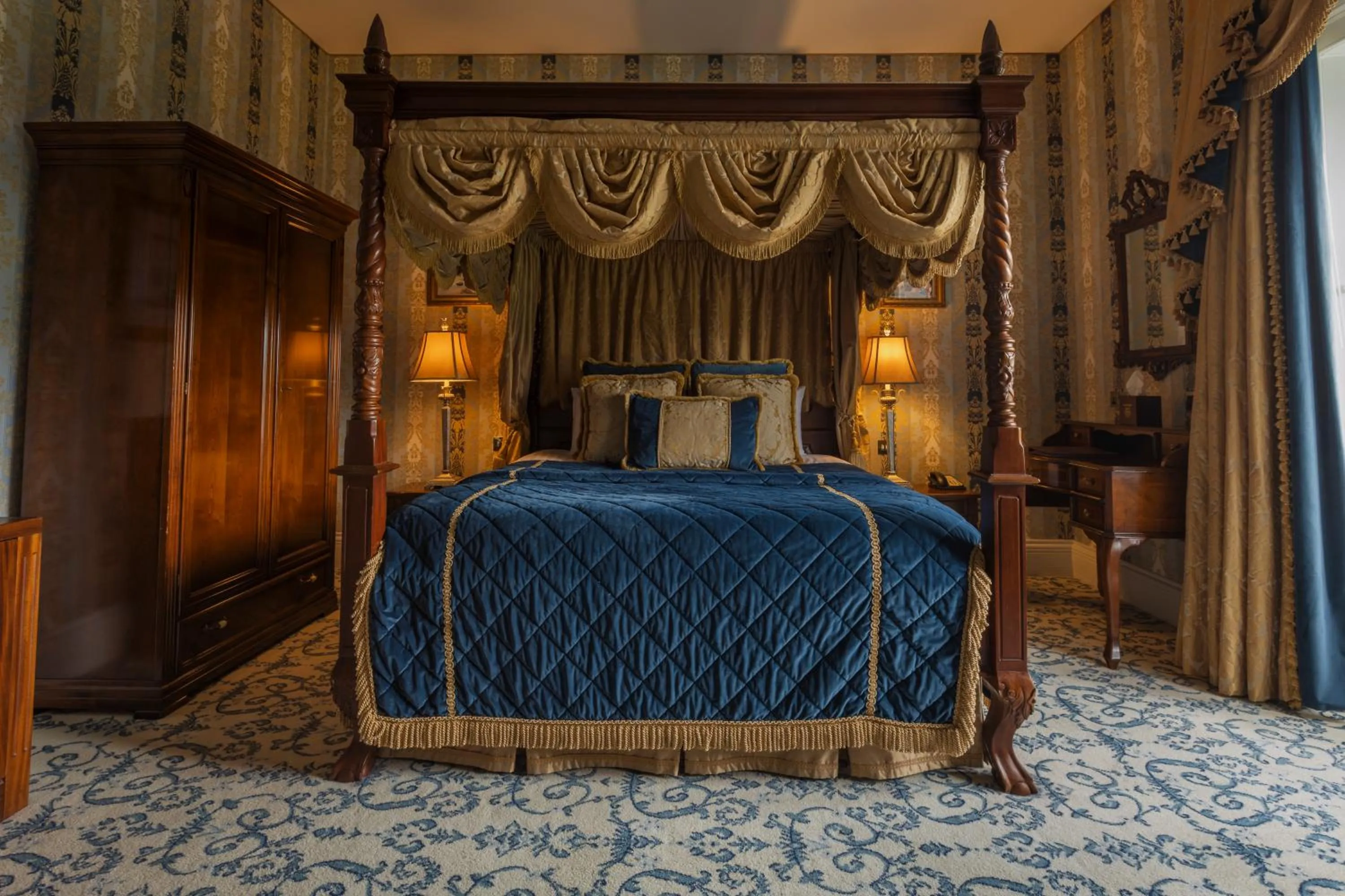 Bedroom, Bed in Lough Rynn Castle