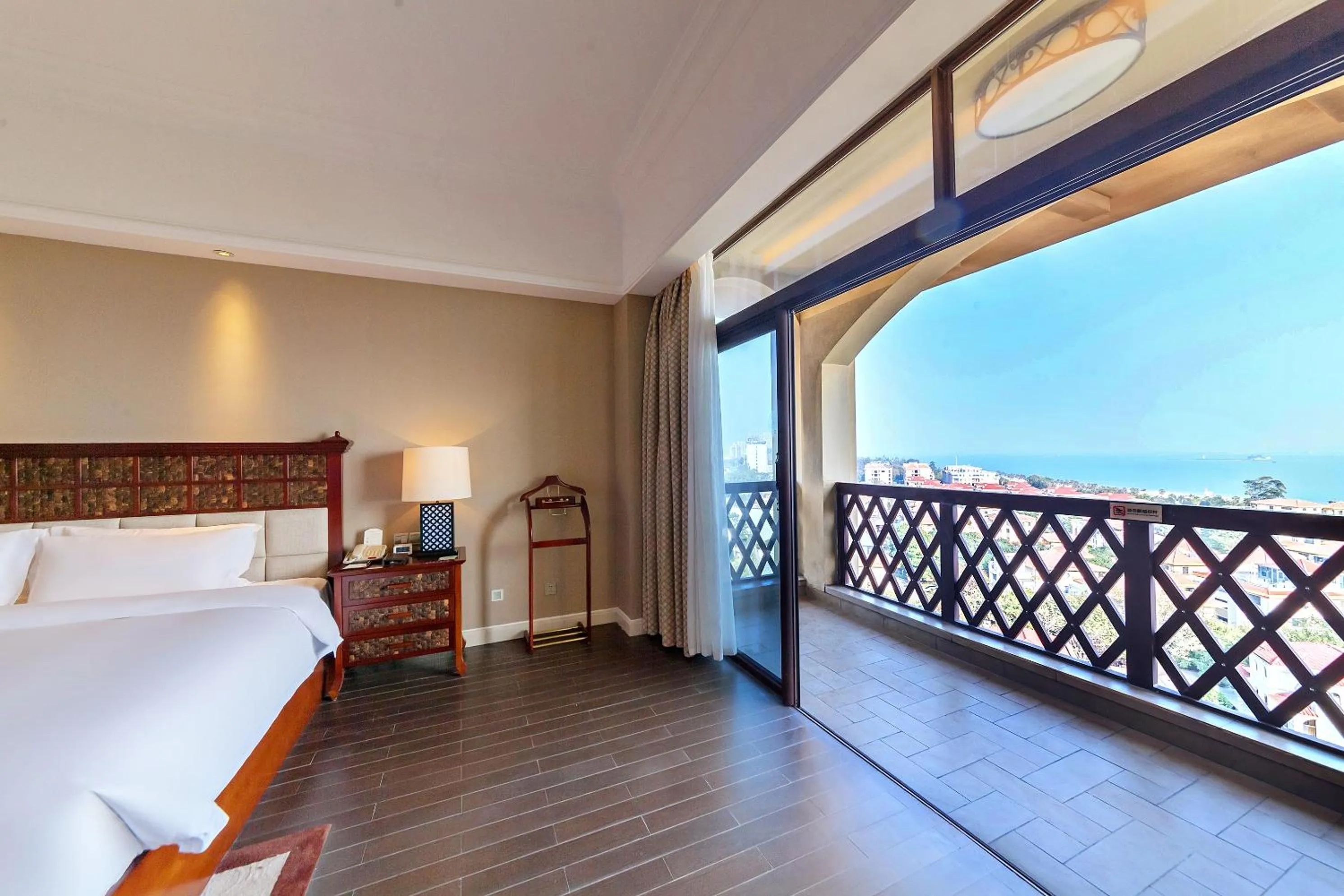 Balcony/Terrace, Bed in Xiamen Royal Victoria Hotel