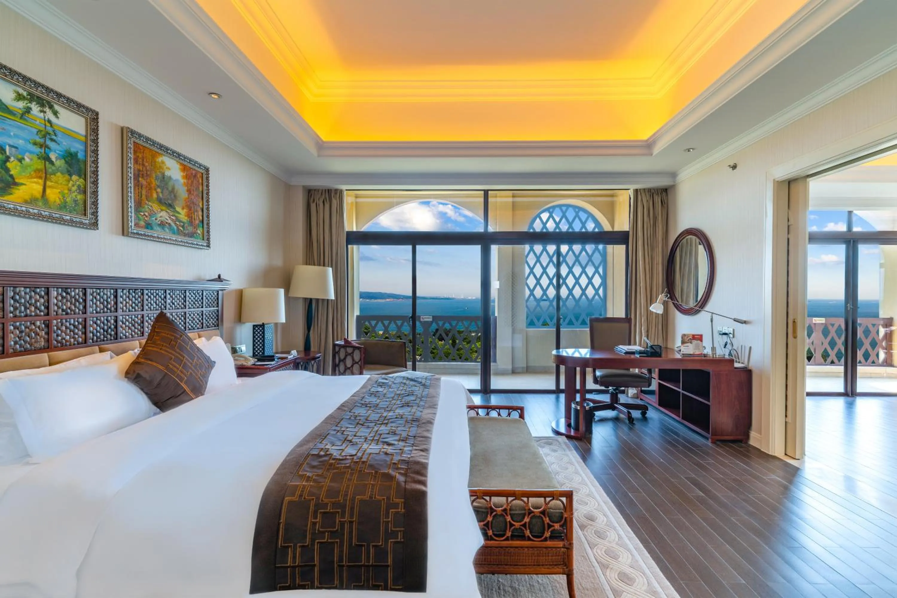 Photo of the whole room, Bed in Xiamen Royal Victoria Hotel