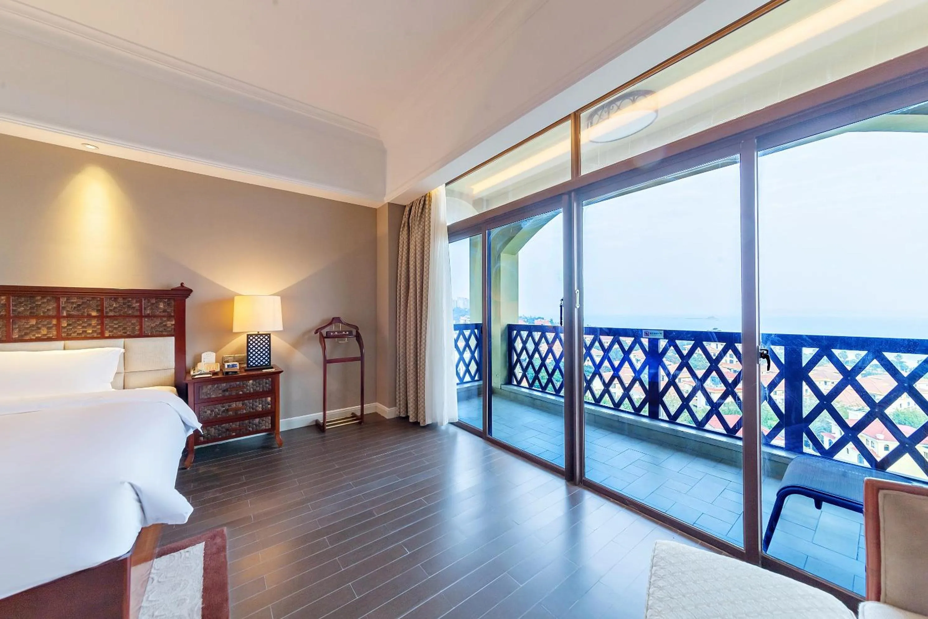 Balcony/Terrace, Bed in Xiamen Royal Victoria Hotel