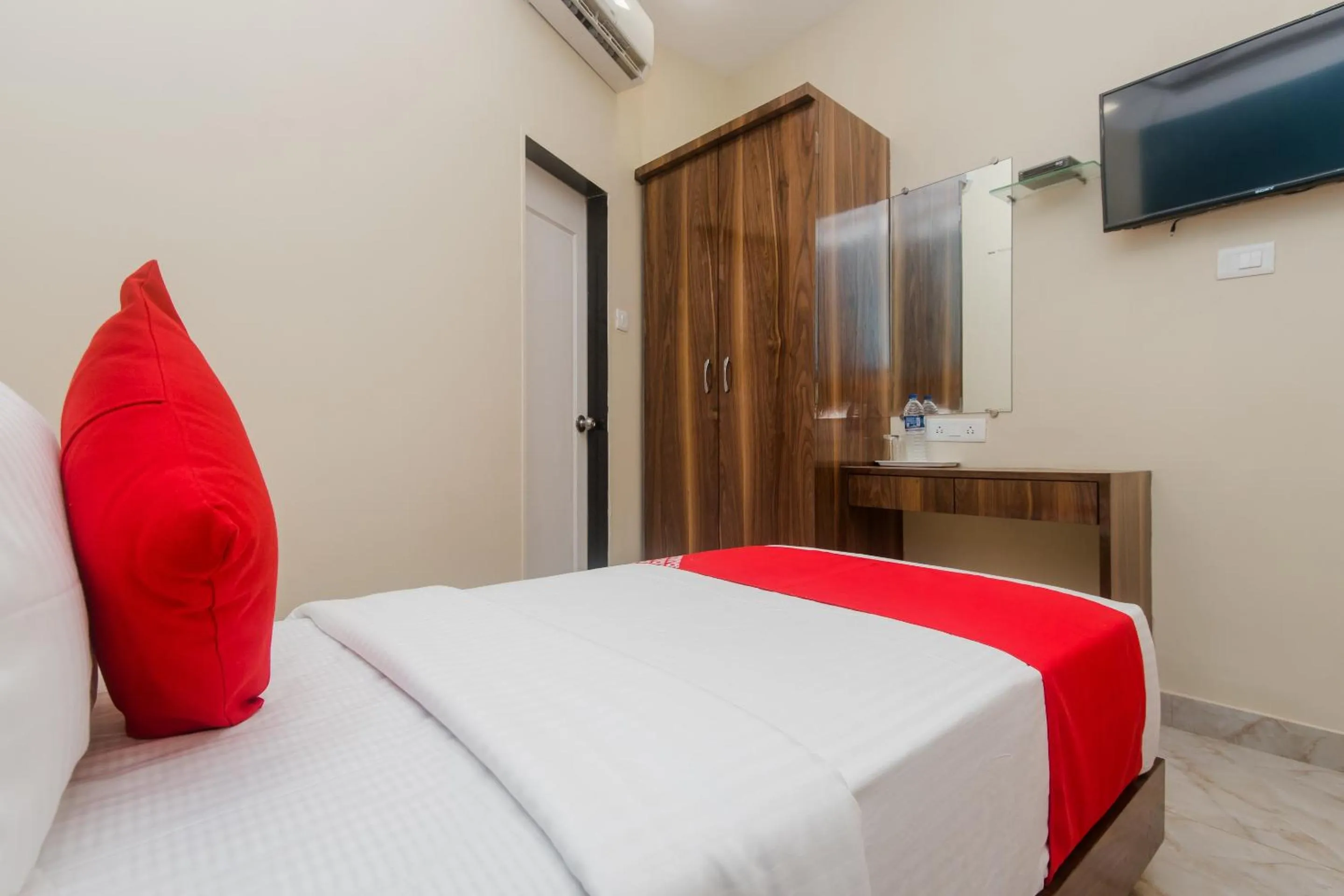 Bedroom, Bed in Hotel O Greenforest Near Airport Road Metro Station