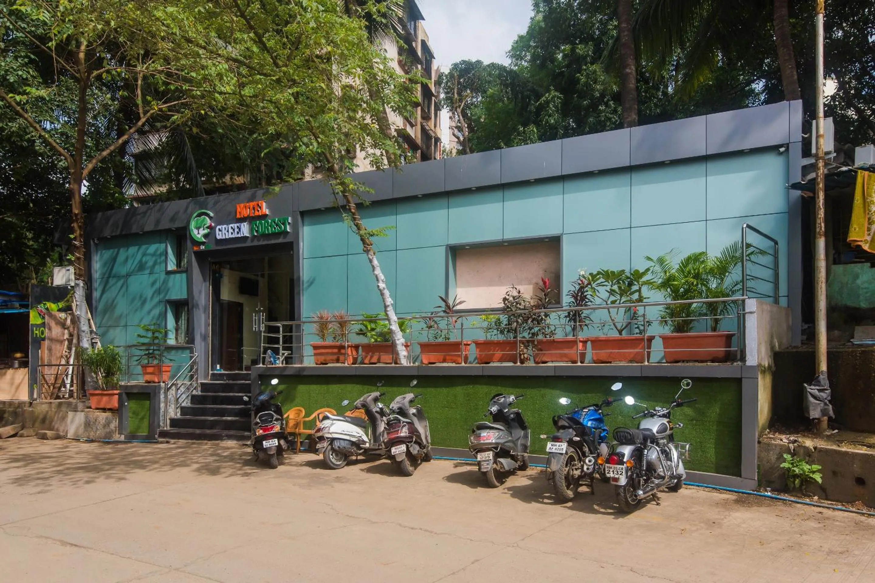 Facade/entrance in Hotel O Greenforest Near Airport Road Metro Station