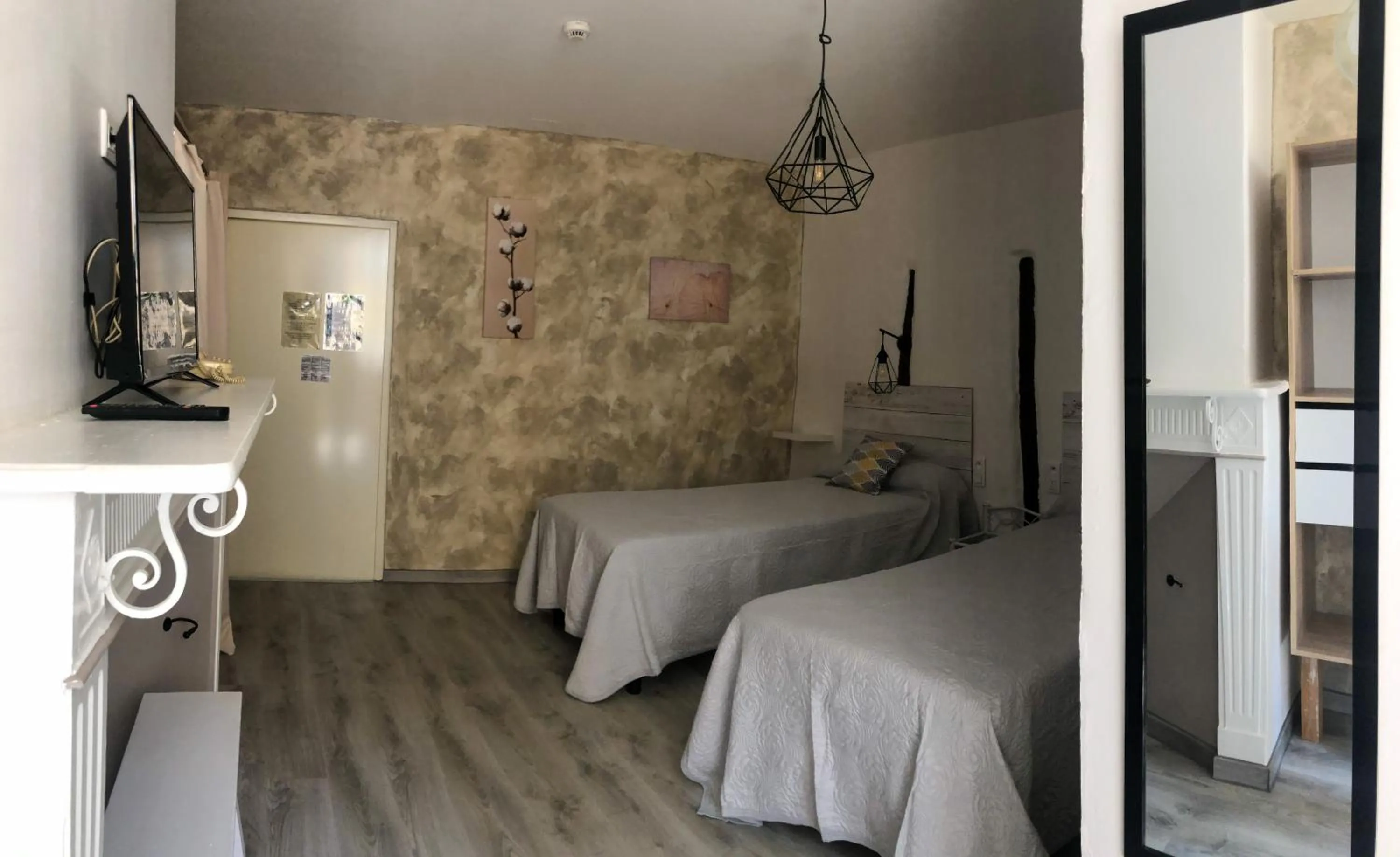 Bed in Logis Hôtel Restaurant Métropole