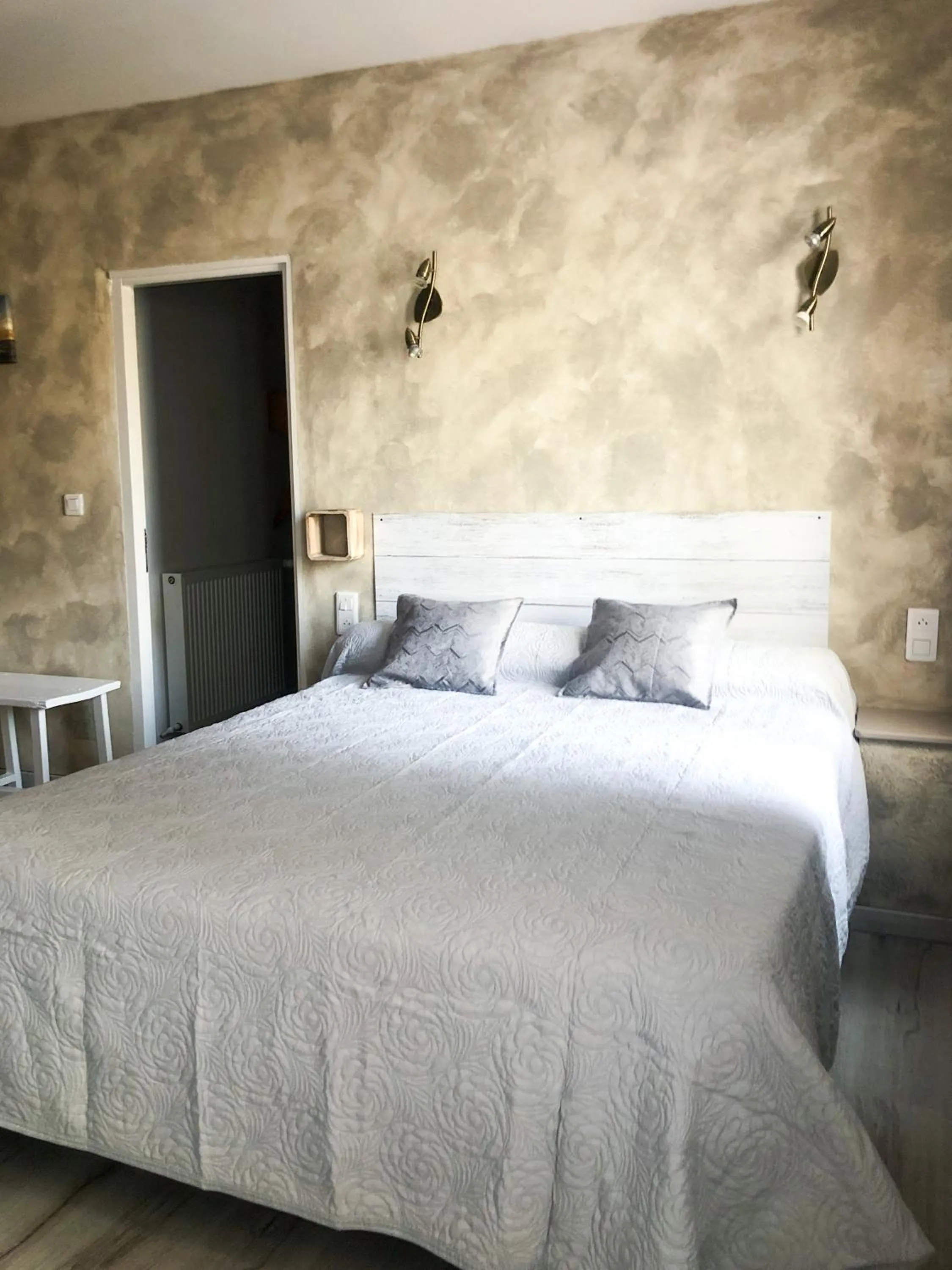 Bed in Logis Hôtel Restaurant Métropole