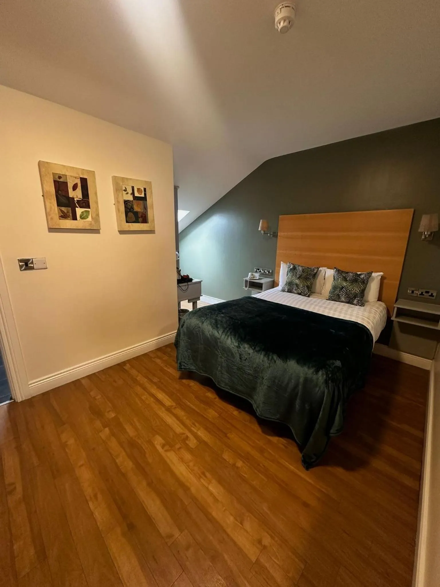 Restaurant/places to eat, Bed in The Coach House Hotel