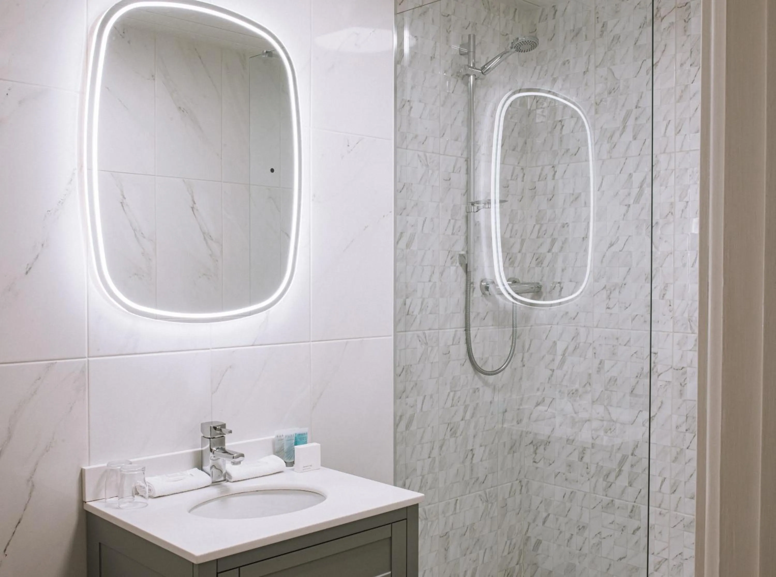 Bathroom in Kee's Hotel