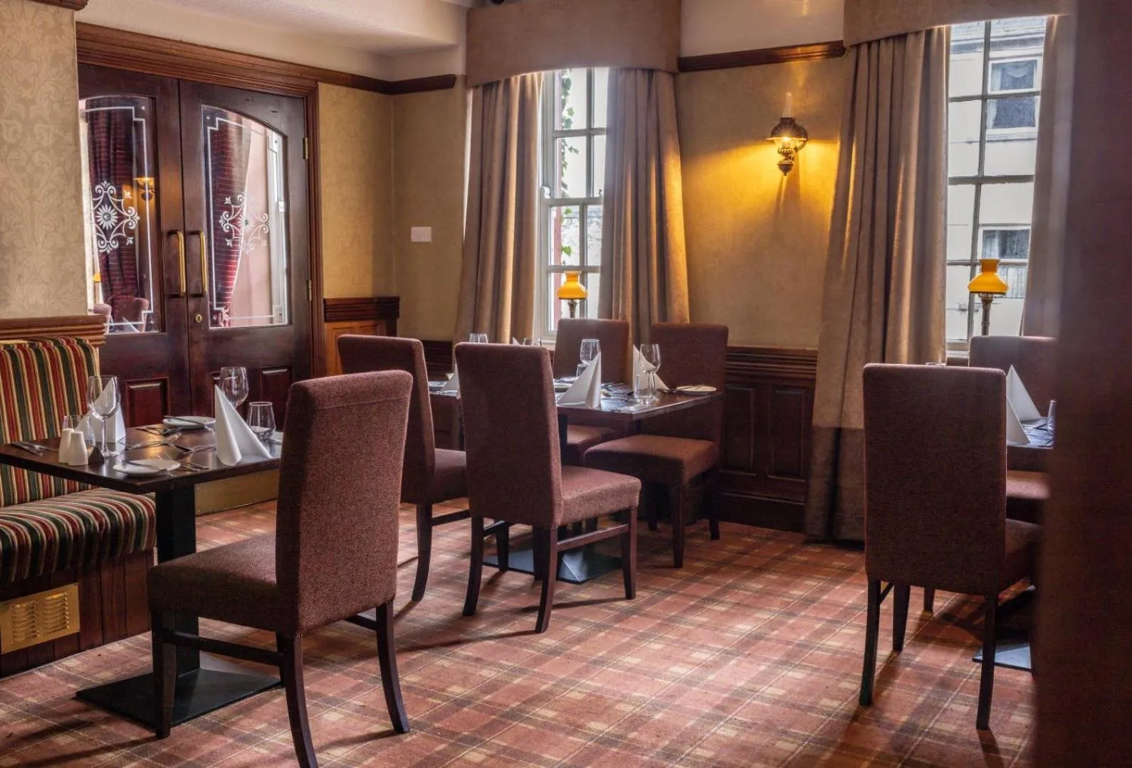 Restaurant/places to eat in Kee's Hotel