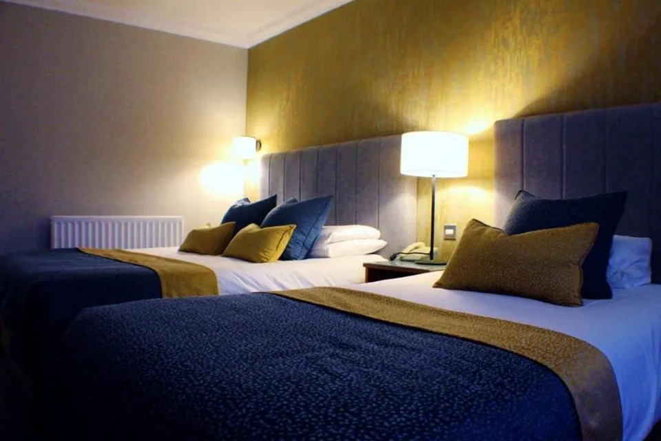 Bedroom, Bed in Downings Bay Hotel