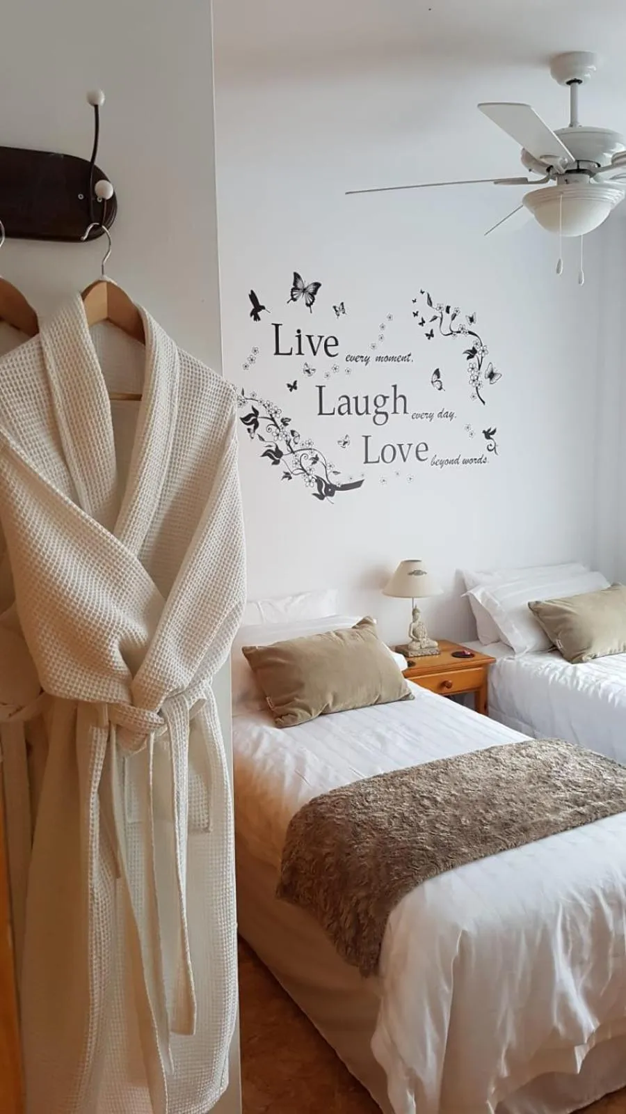 Deluxe Twin Room with Balcony and Sea View in Casa Mariposa Guesthouse