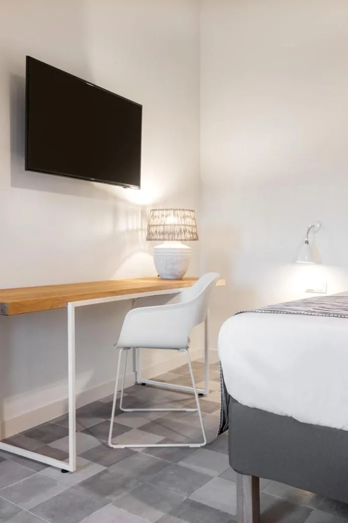 Bedroom, Bed in Son Gris