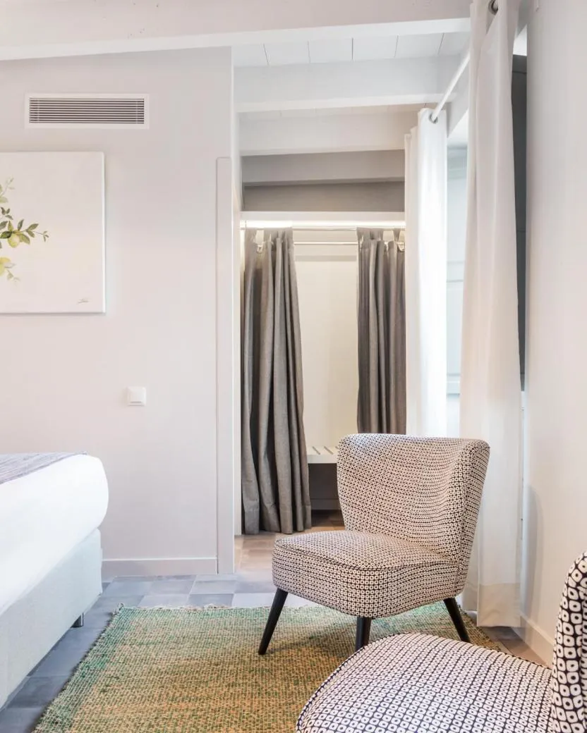 Bedroom, Bed in Son Gris