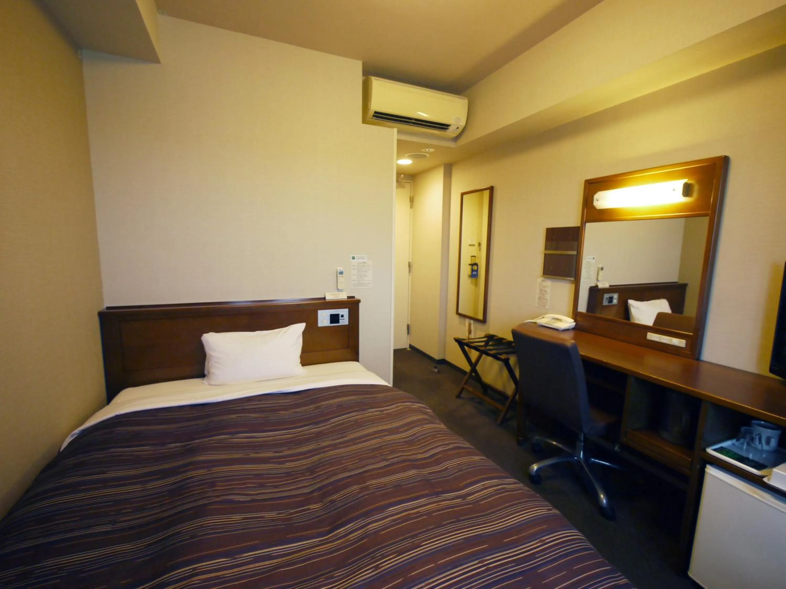 Photo of the whole room, Bed in Hotel Route-Inn Mito Kencho-mae