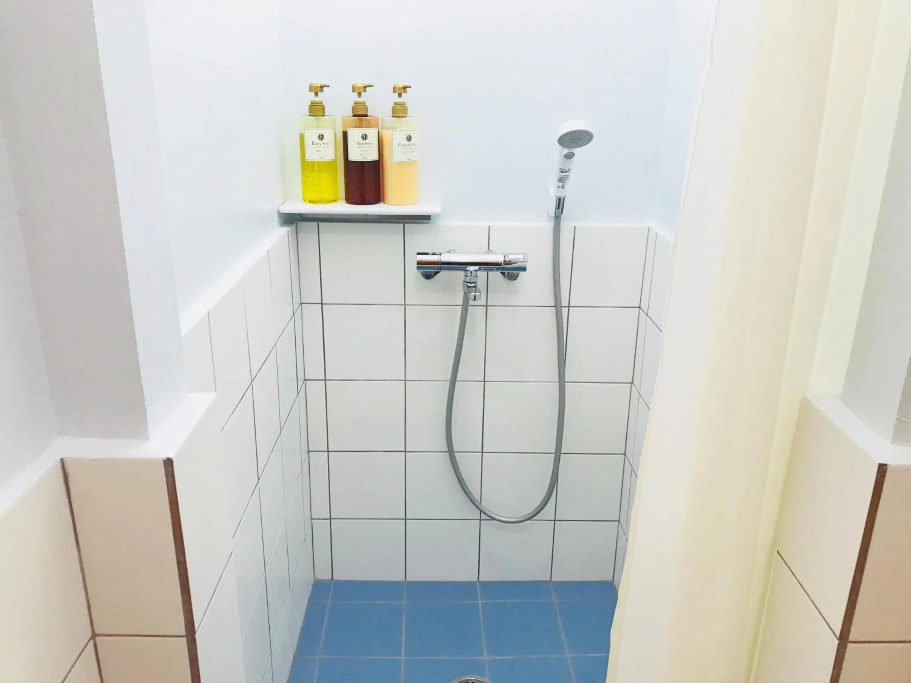 Shower in Hostel Mosura no Tamago