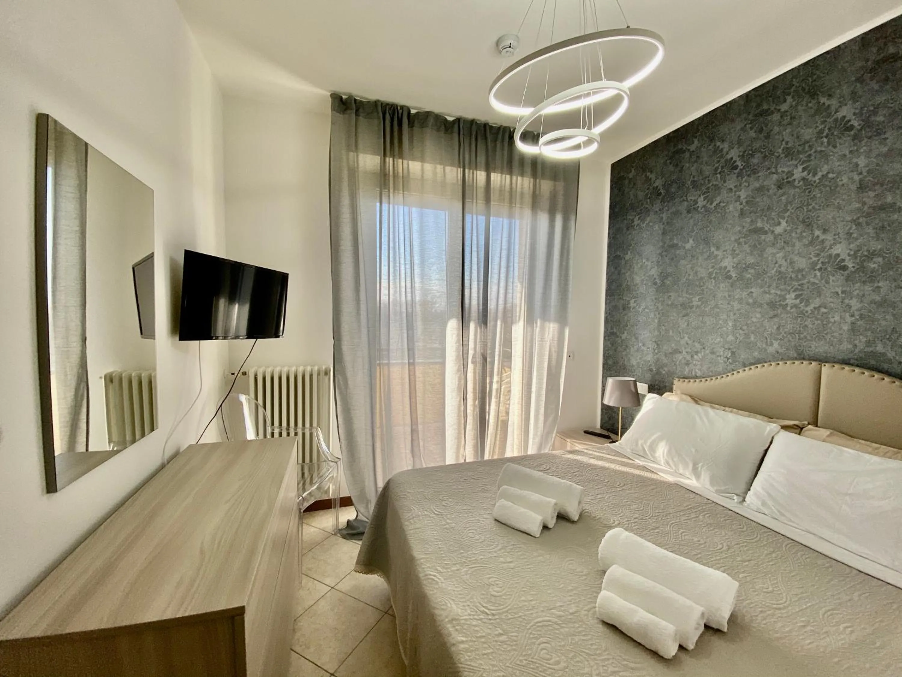 Photo of the whole room, Bed in Residence Cima