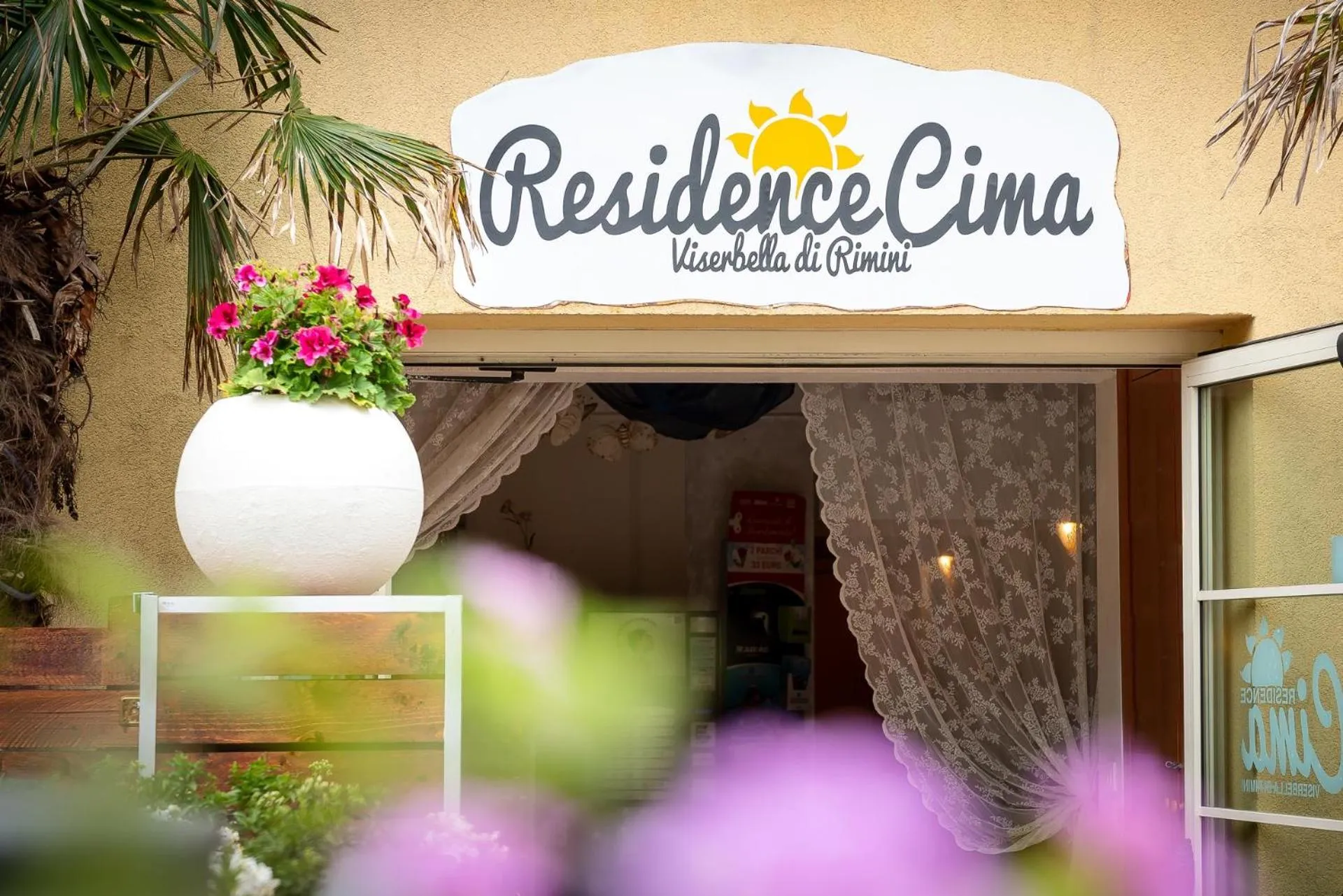 Facade/entrance in Residence Cima