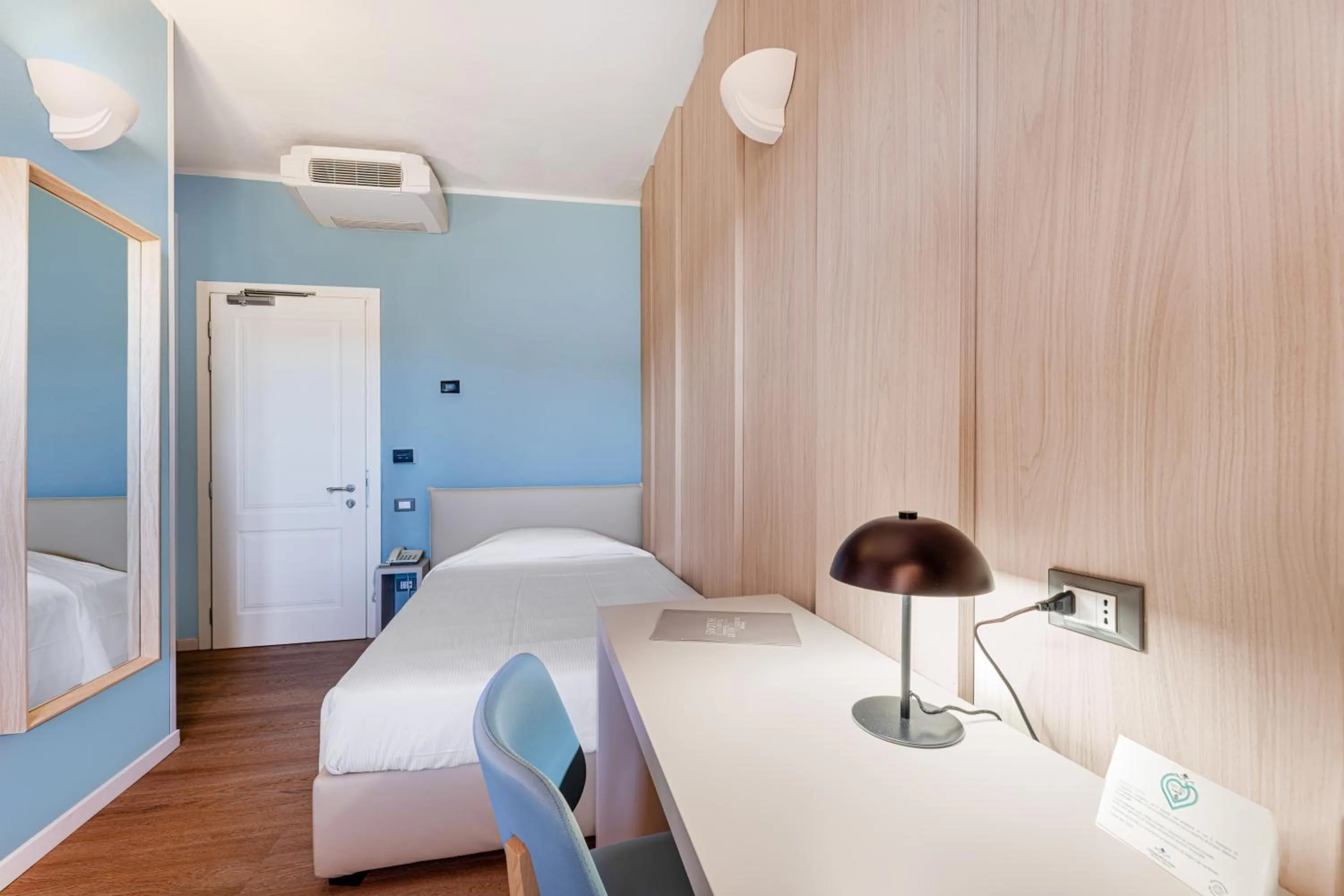 Bed in Hotel Riva del Sole