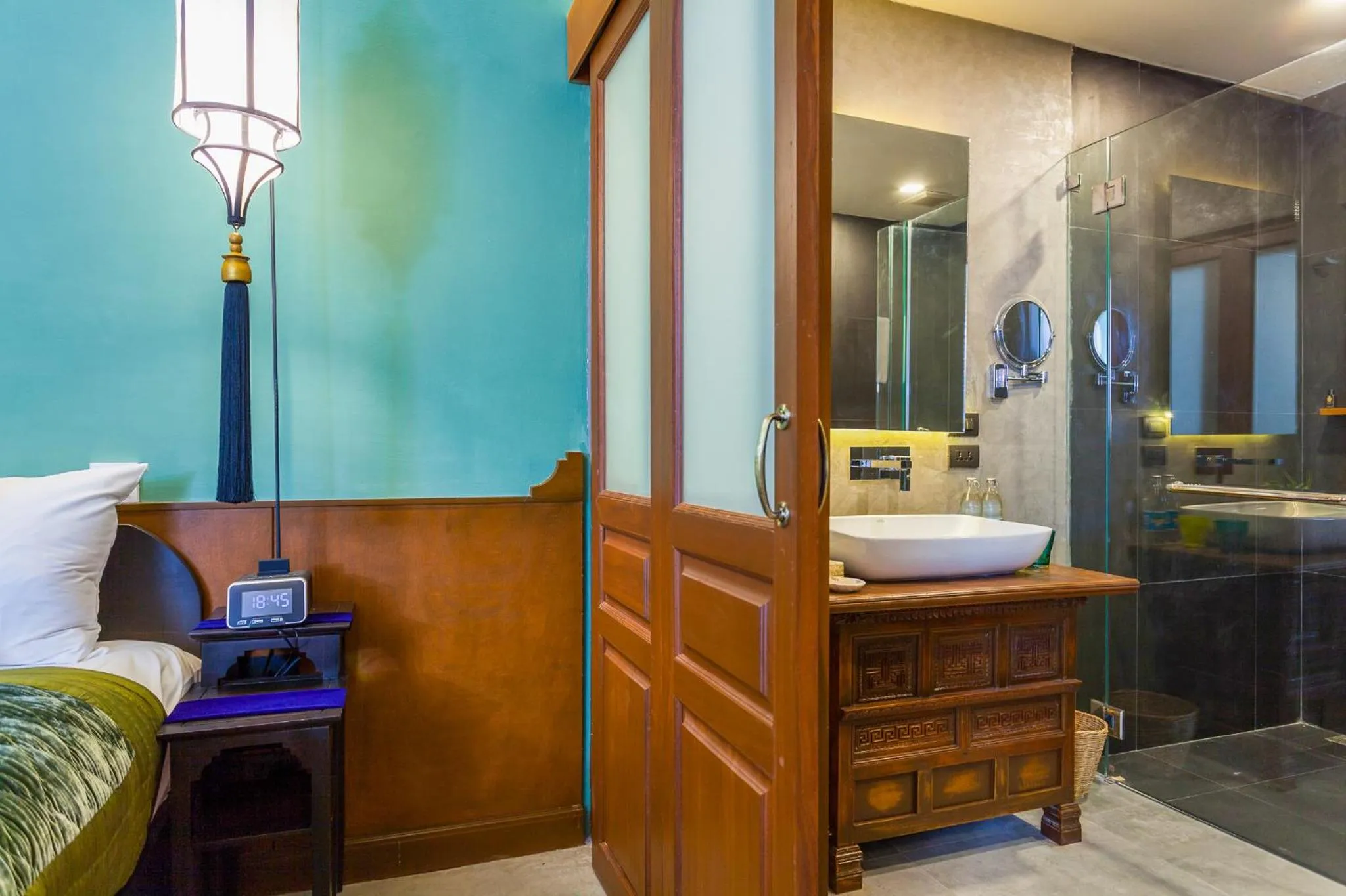 Shower, Bed in Lao Poet Hotel
