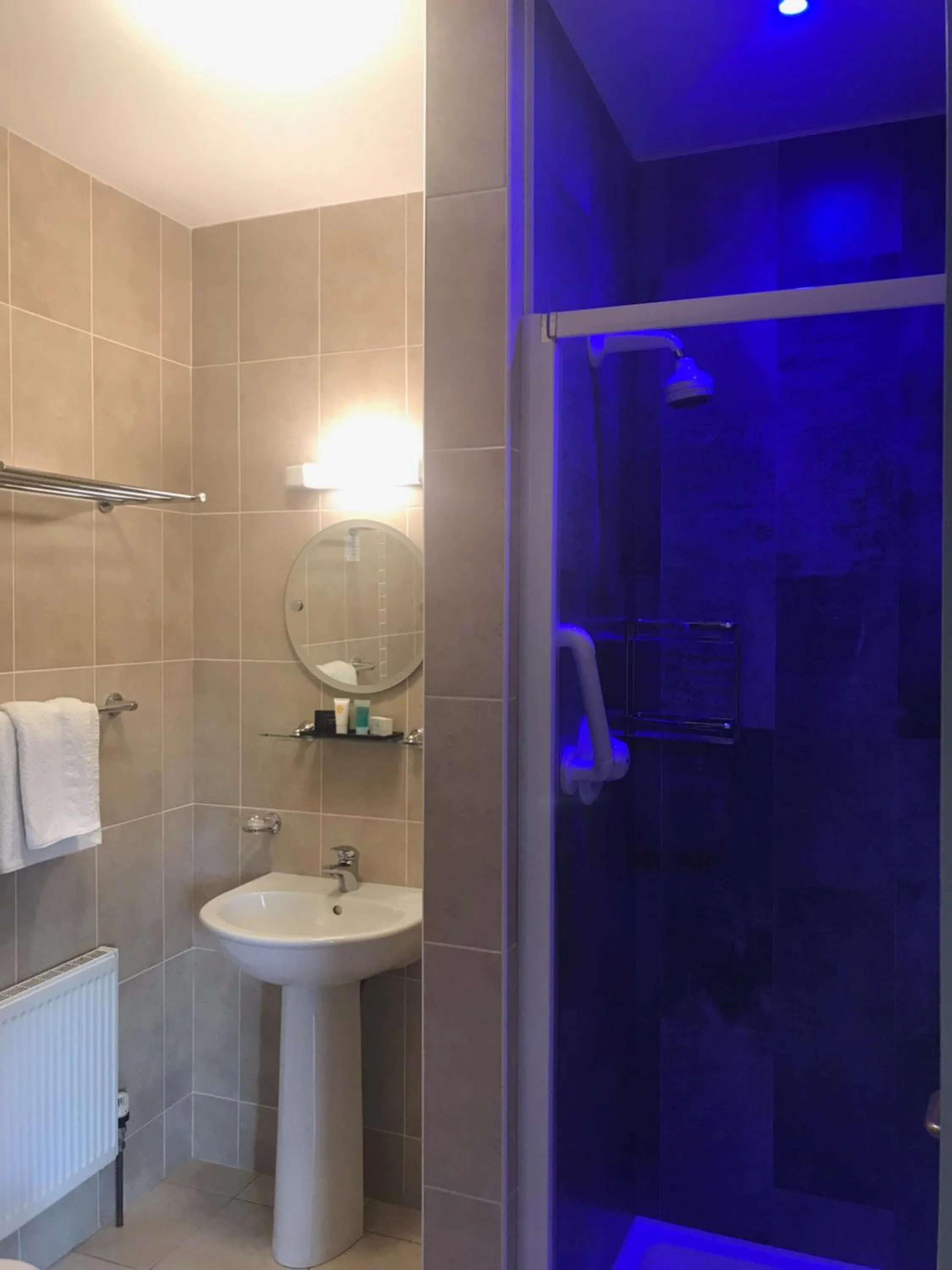 Bathroom in Avlon House Bed and Breakfast